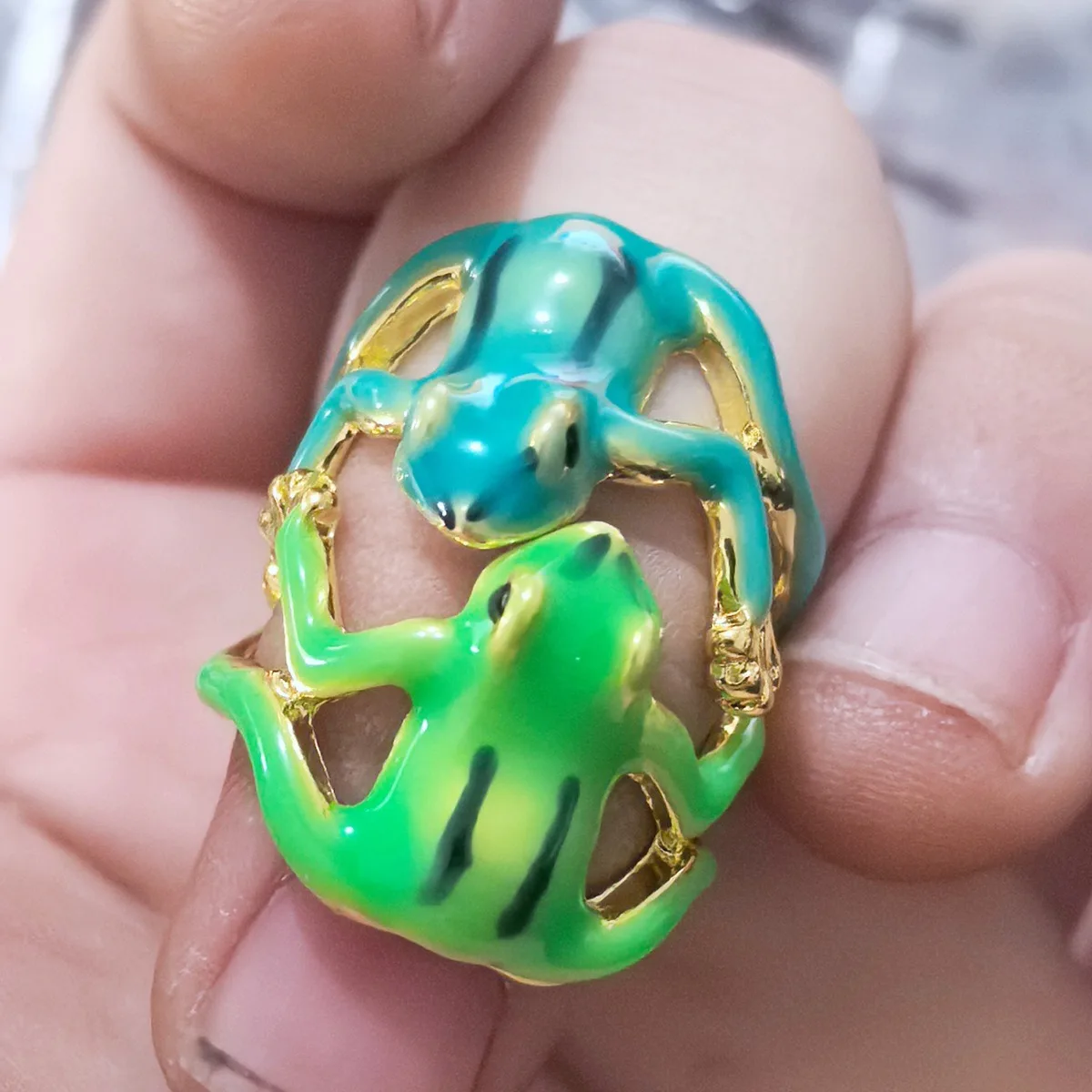 Милое мультяшное забавное зеленое и синее кольцо с лягушкой, регулируемое модное кольцо с маленьким животным, открывающееся кольцо на каждый день, ювелирные изделия, оптовая продажа
Милое мультяшное забавное зеленое и синее кольцо с лягушкой, регулируемое модное кольцо с маленьким животным, открывающееся кольцо на каждый день, ювелирные изделия, оптовая продажа