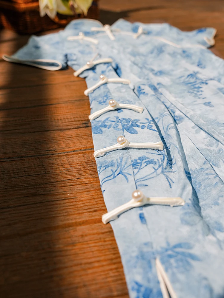 Синяя обновленная юбка миди в современном китайском ретро-стиле с цветочным узором для повседневной носки
Синяя обновленная юбка миди в современном китайском ретро-стиле с цветочным узором для повседневной носки