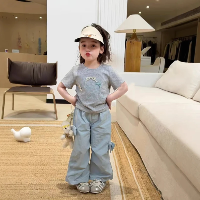 2026 Summer New Children's Grey Bow Half Sleeve Top and Solid Color Loose Pants Two Piece Set
2026 Summer New Children's Grey Bow Half Sleeve Top and Solid Color Loose Pants Two Piece Set