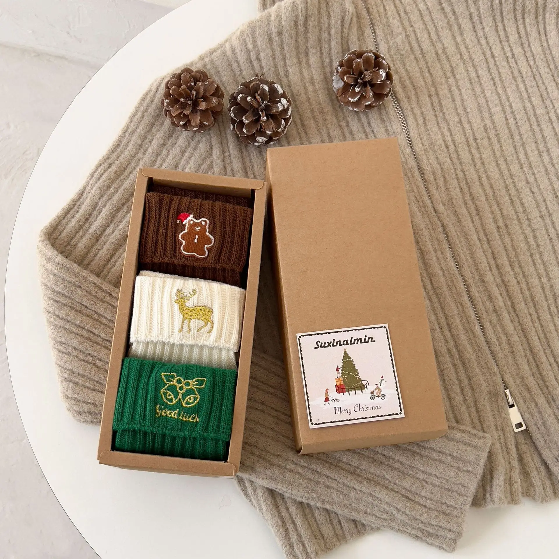 Осенние и зимние милые рождественские носки, три пары комбинированной упаковки, подарочные носки на Новый год
Осенние и зимние милые рождественские носки, три пары комбинированной упаковки, подарочные носки на Новый год