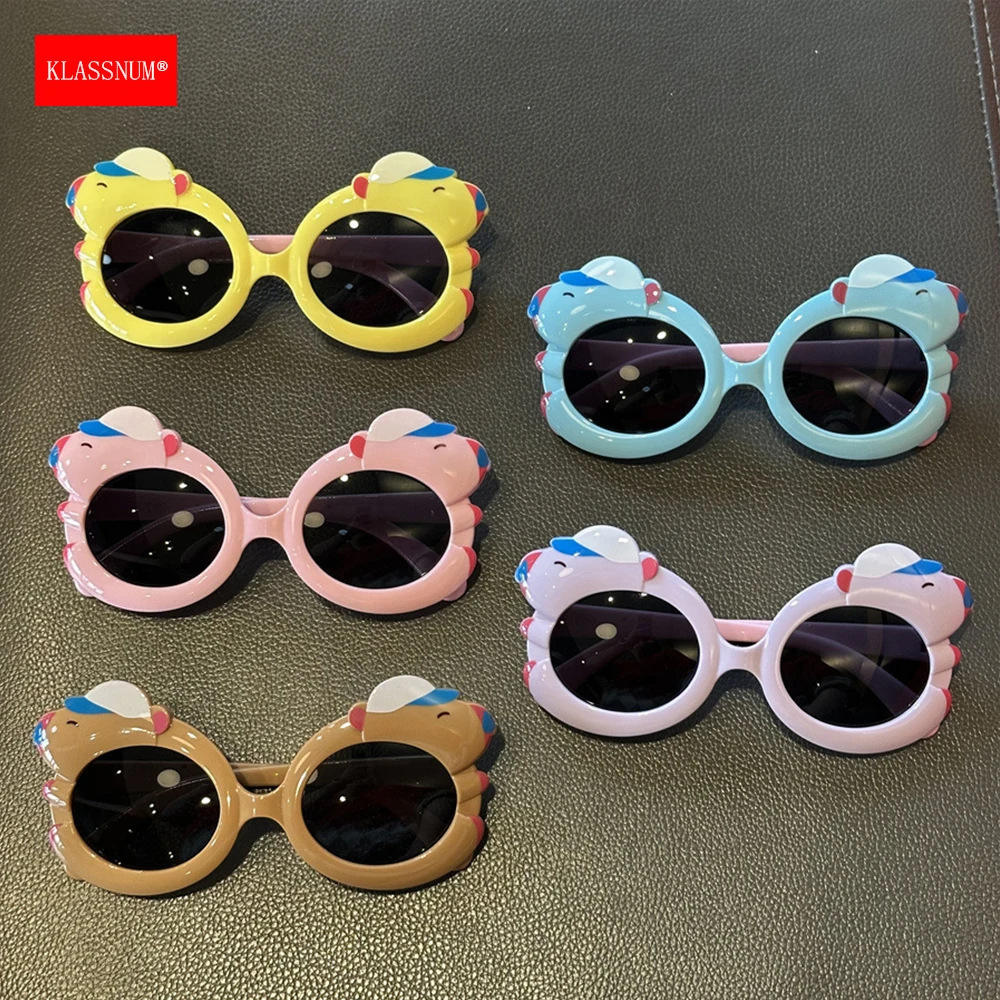 KLASSNUM 2026 Новые детские солнцезащитные очки в форме мультяшной капибары, забавные очки для детей, девочек, мальчиков, малышей, реквизит для вечеринок и фотосессий
KLASSNUM 2026 Новые детские солнцезащитные очки в форме мультяшной капибары, забавные очки для детей, девочек, мальчиков, малышей, реквизит для вечеринок и фотосессий