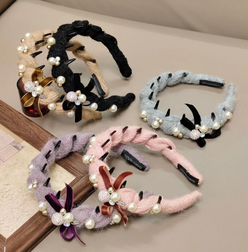Handmade Plush Wool Twine Pearl Hair Bands Headband with Anti Slip Teeth High Crown Hair Hoop Hairbands Women Hair Accessories
Handmade Plush Wool Twine Pearl Hair Bands Headband with Anti Slip Teeth High Crown Hair Hoop Hairbands Women Hair Accessories