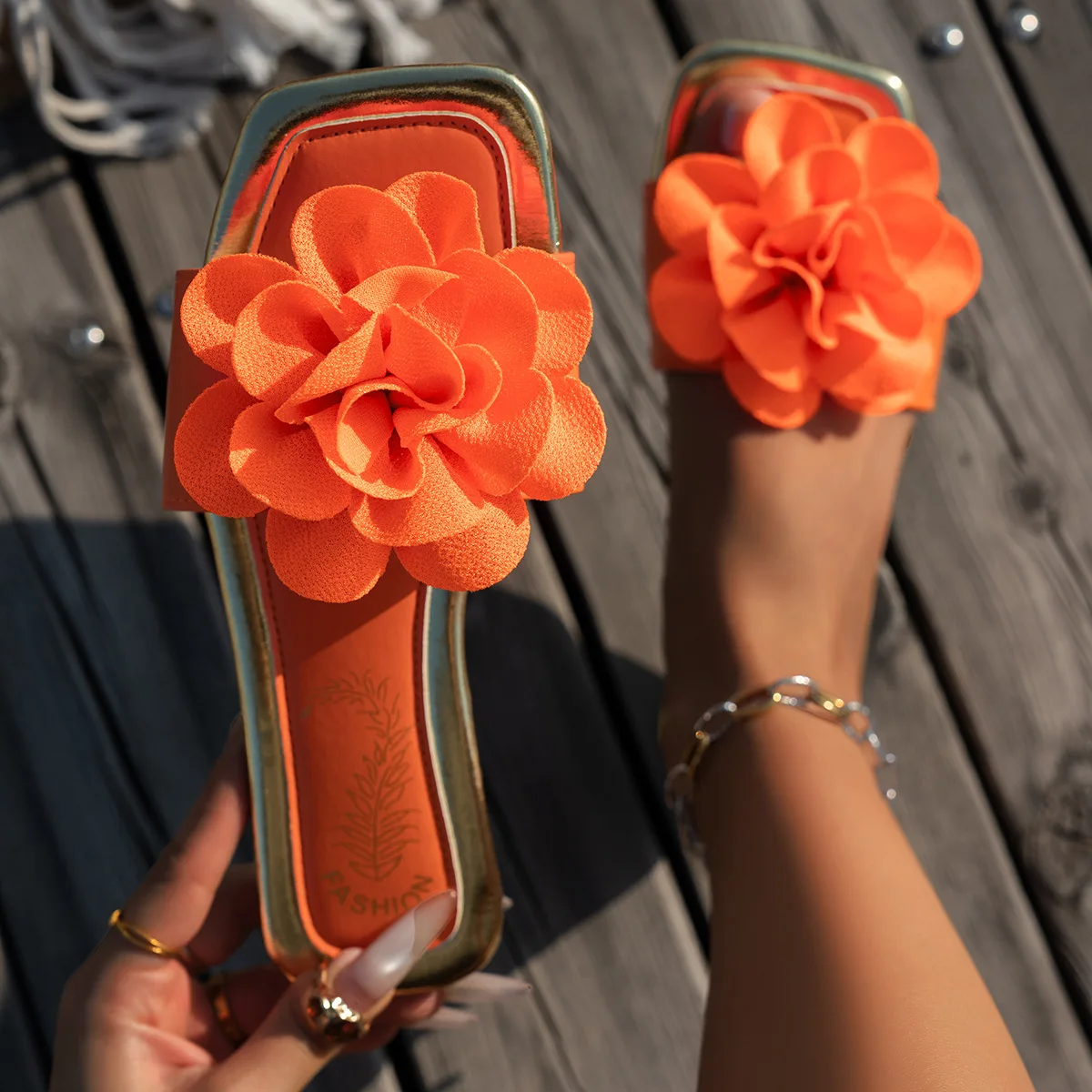Women's New Plus Size Flower Slippers Summer Fashion Comfortable Flat Sandals Beach Slippers Non-slip Soft-soled Holiday Shoes
Women's New Plus Size Flower Slippers Summer Fashion Comfortable Flat Sandals Beach Slippers Non-slip Soft-soled Holiday Shoes