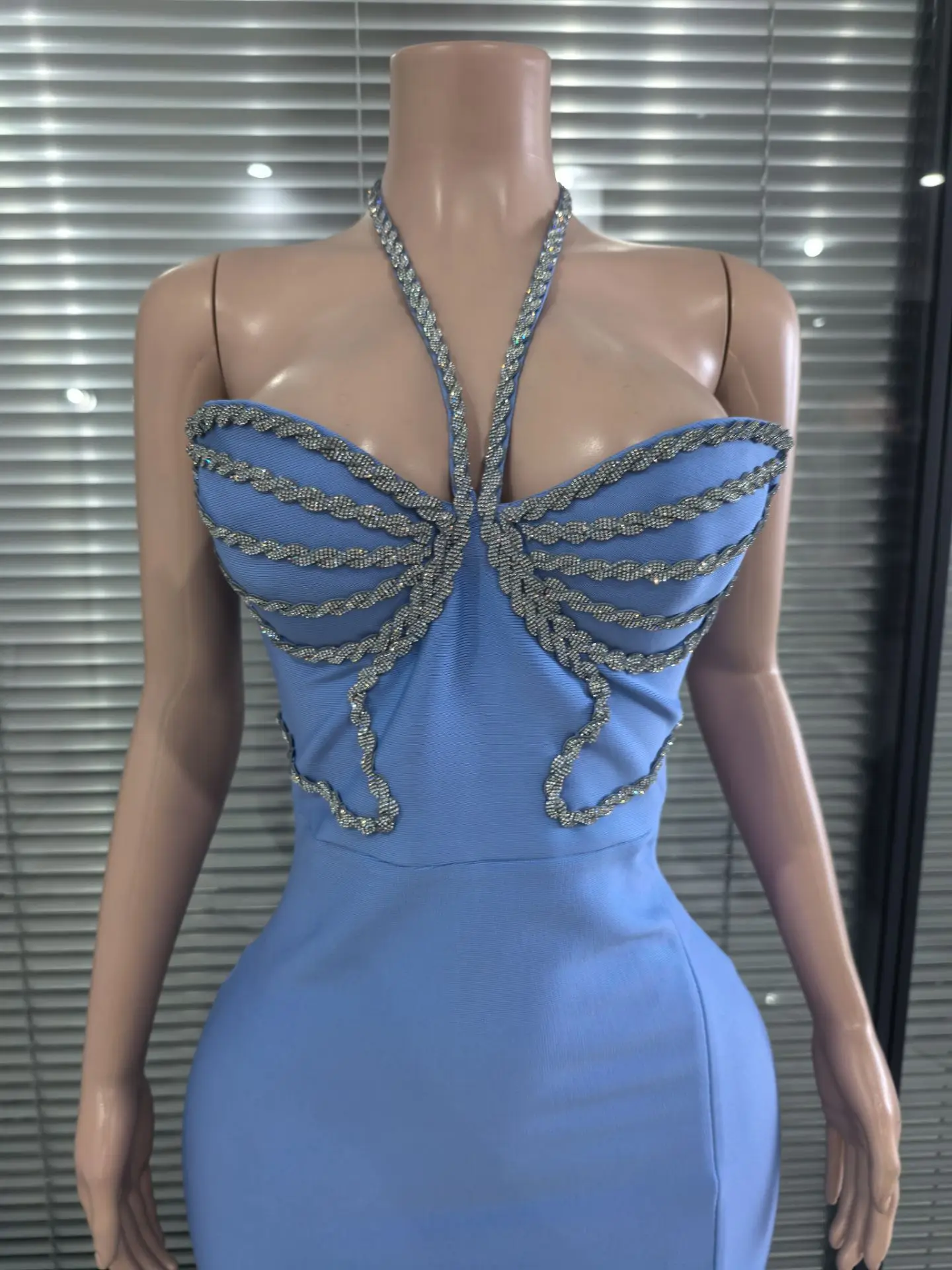 Небесно-голубой черный женский сексуальный Холтер с открытыми плечами, блестящие блестки, облегающее длинное бандажное платье, праздничный наряд для ночного клуба
Небесно-голубой черный женский сексуальный Холтер с открытыми плечами, блестящие блестки, облегающее длинное бандажное платье, праздничный наряд для ночного клуба