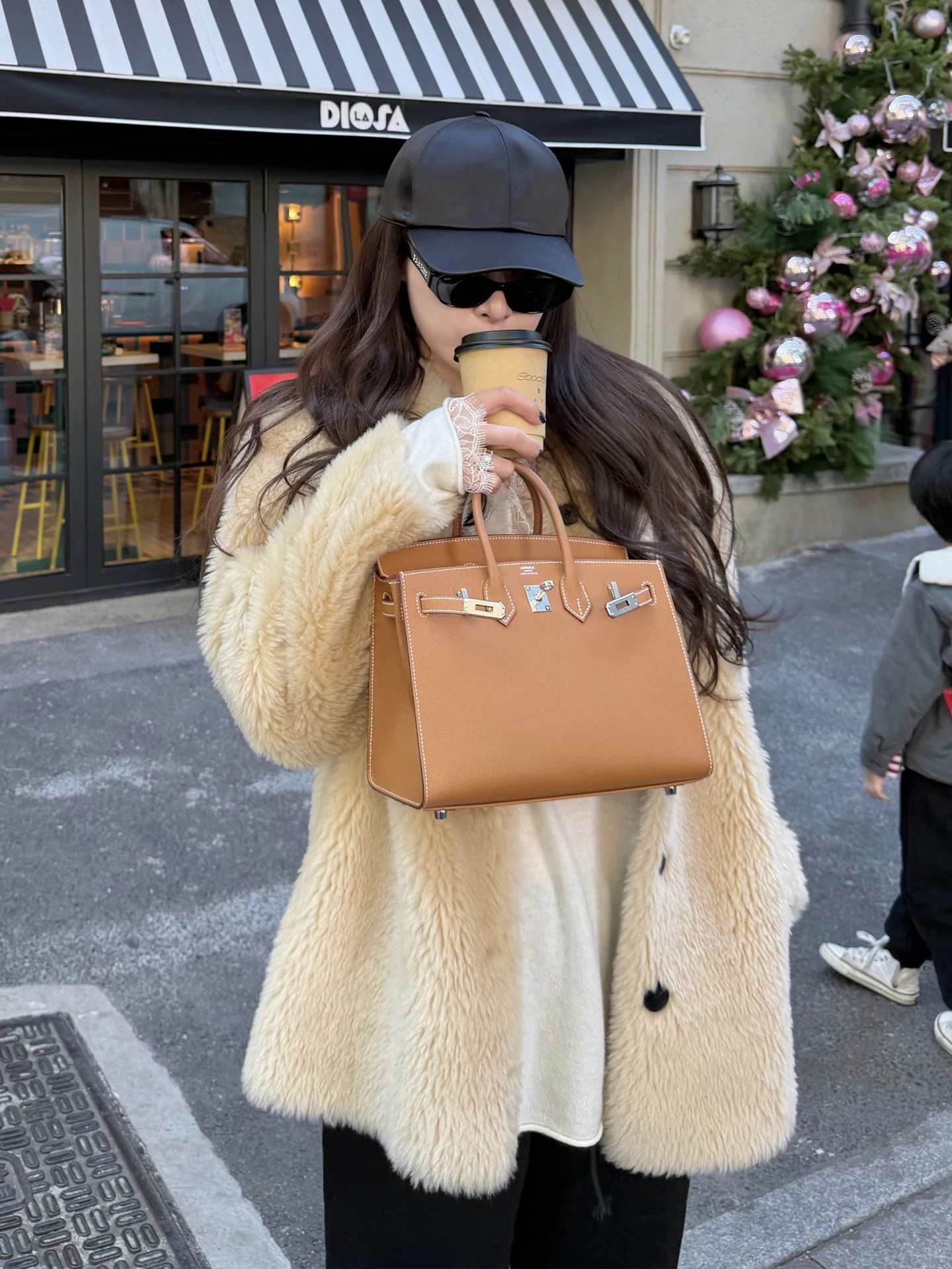 Теплое шерстяное пальто с мехом для женщин, новинка зимы, высококачественное, с длинными рукавами, воротником-стойкой, свободного кроя, модное
Теплое шерстяное пальто с мехом для женщин, новинка зимы, высококачественное, с длинными рукавами, воротником-стойкой, свободного кроя, модное