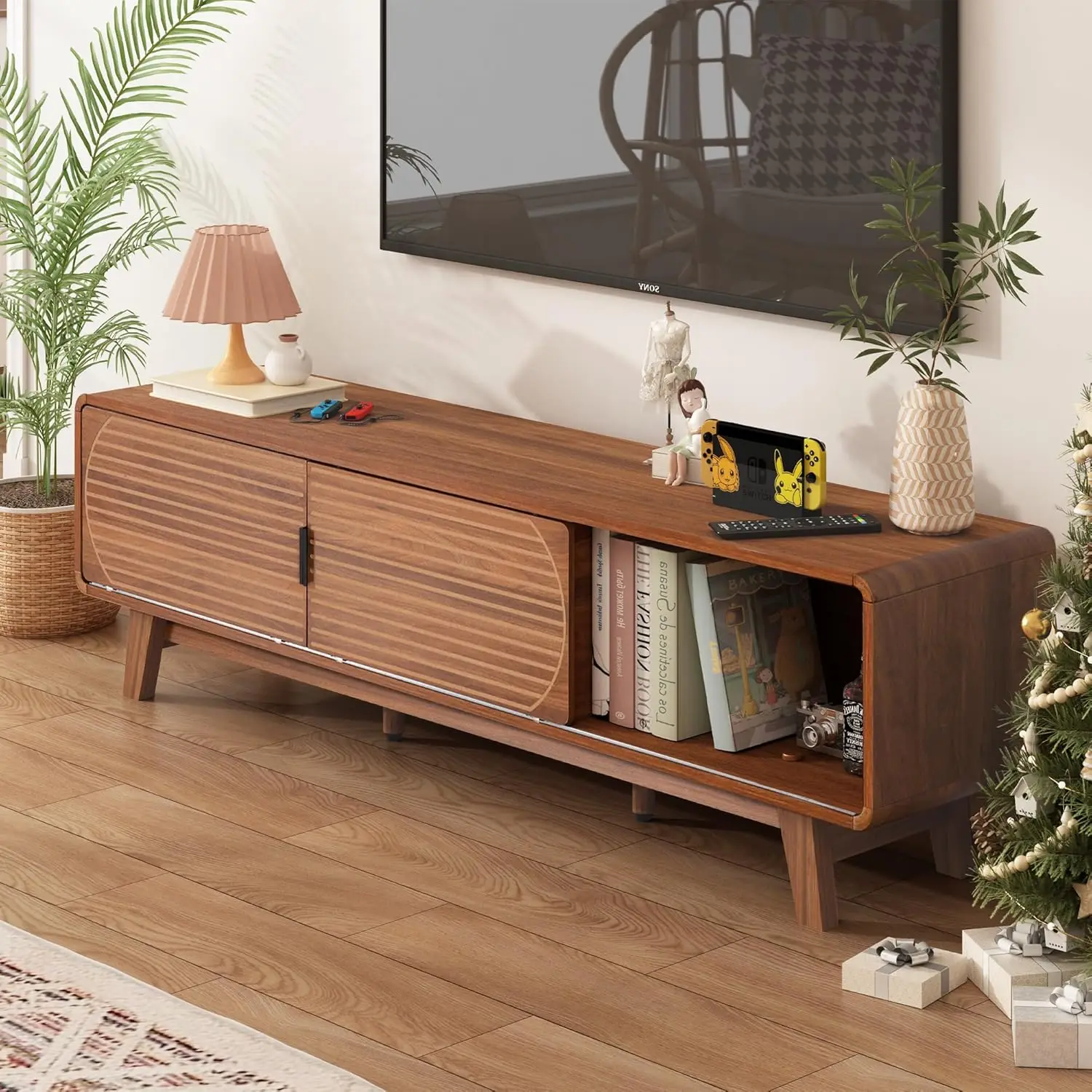 Тумба под телевизор в стиле Mid-Century Modern для телевизоров 55/60/65 дюймов, 63-дюймовый консольный столик с рифлеными раздвижными дверцами, развлекательный центр
Тумба под телевизор в стиле Mid-Century Modern для телевизоров 55/60/65 дюймов, 63-дюймовый консольный столик с рифлеными раздвижными дверцами, развлекательный центр