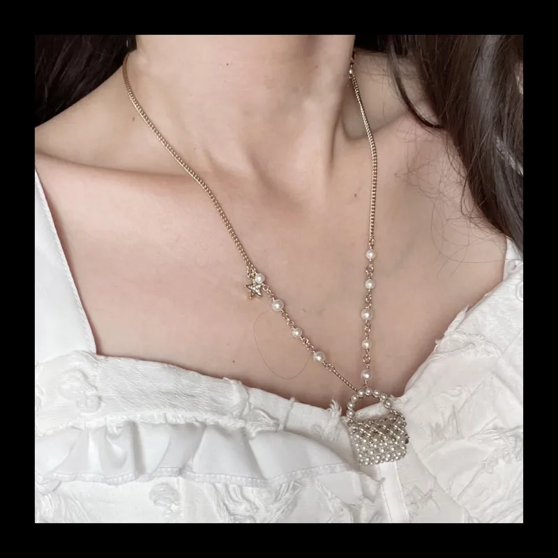 Popular High Version C Home Xiaoxiang Bag Pendant Necklace Heavy Industry Pearl Weaving Versatile Light Luxury Beaded Collarbone
Popular High Version C Home Xiaoxiang Bag Pendant Necklace Heavy Industry Pearl Weaving Versatile Light Luxury Beaded Collarbone