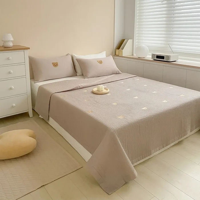 Customizable new ins solid color tatami bed cover three-piece set children's bear double-sided universal in all seasons
Customizable new ins solid color tatami bed cover three-piece set children's bear double-sided universal in all seasons