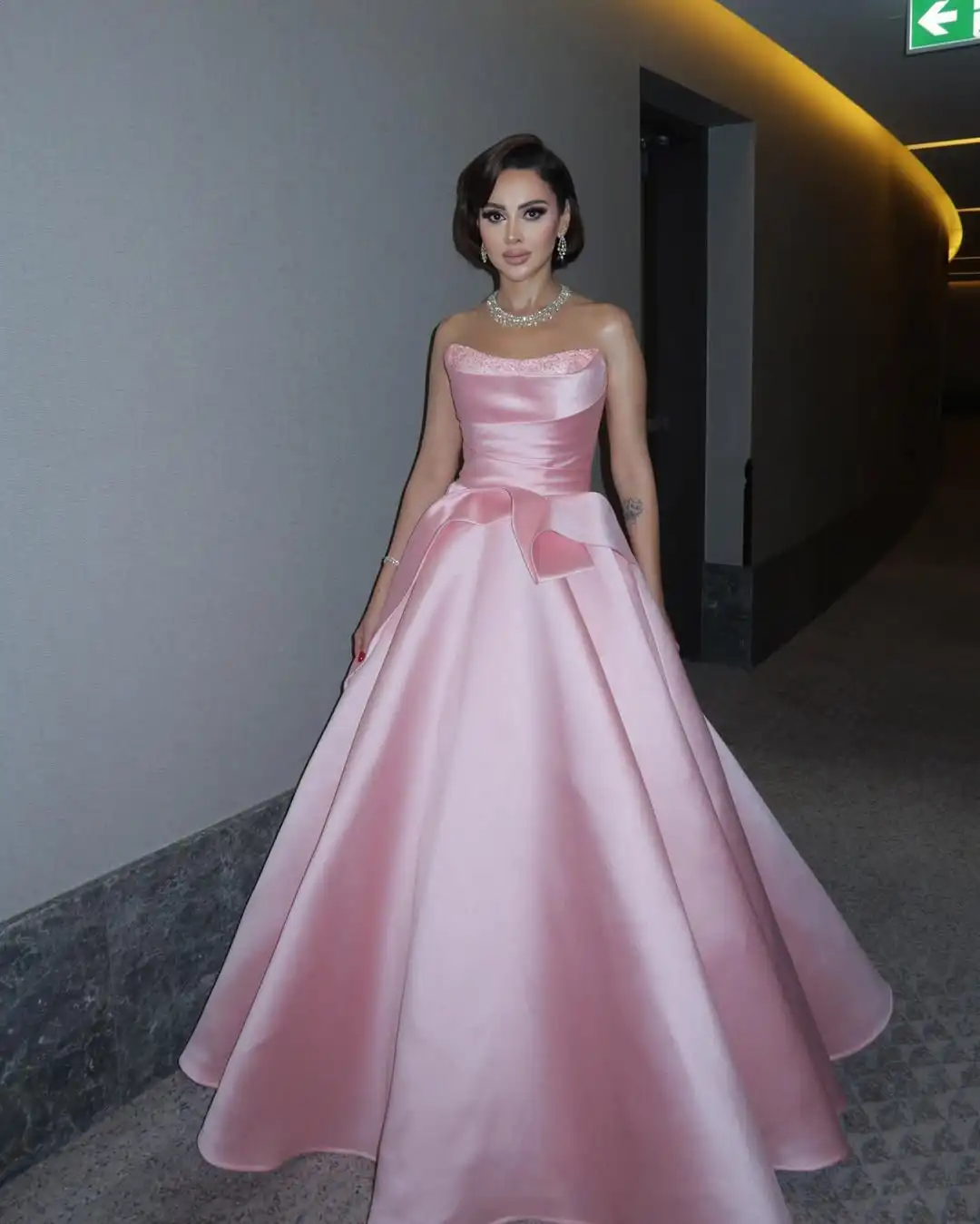 Customized Fashion Dress Pink Satin Sequin Sleeveless Floor Length Maxi Gowns A-Line Prom Dresses Formal Party Gowns 2025 New
Customized Fashion Dress Pink Satin Sequin Sleeveless Floor Length Maxi Gowns A-Line Prom Dresses Formal Party Gowns 2025 New