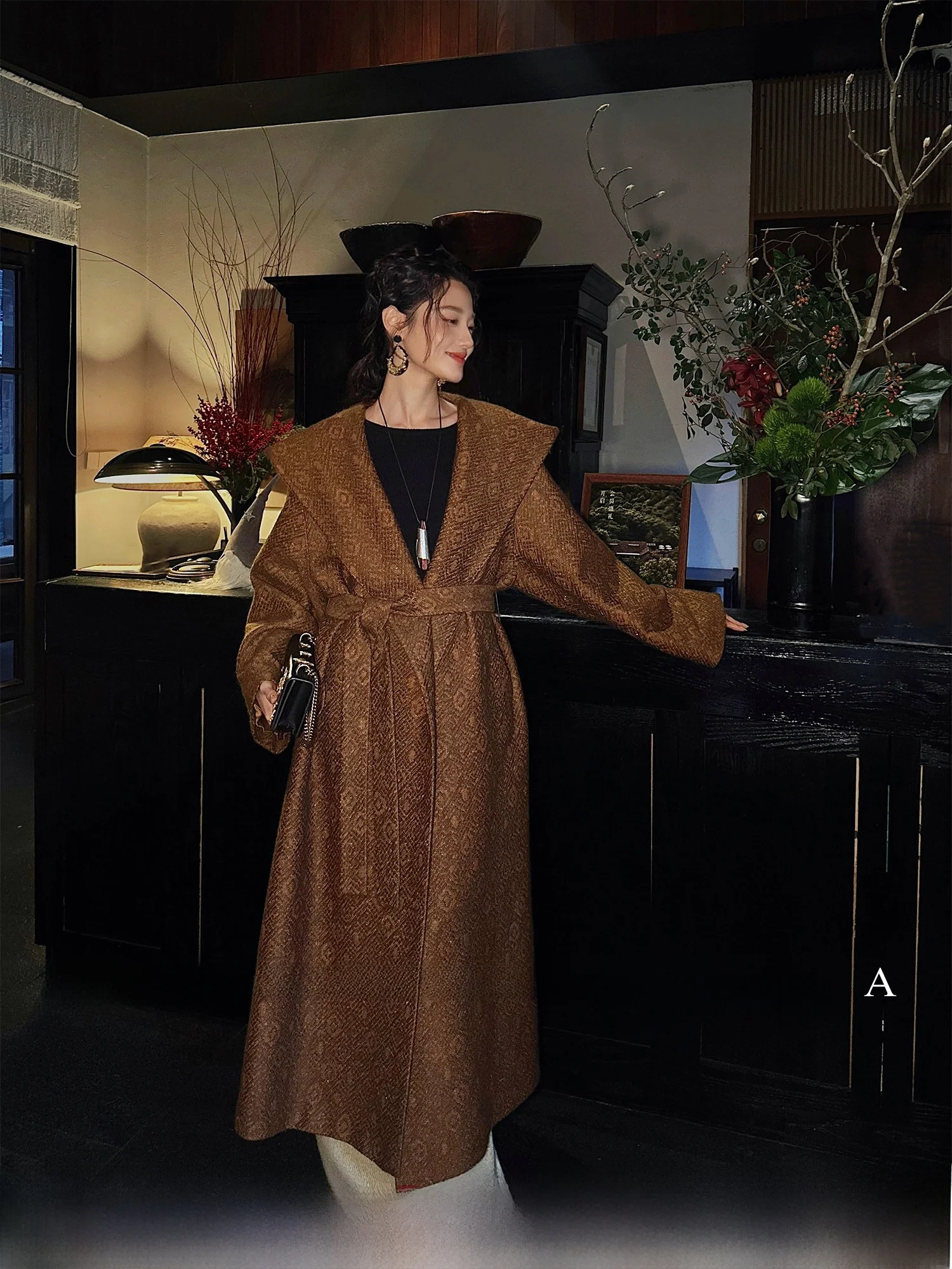 Шерстяное пальто Sanji Bla Flower с фактурной отделкой, капюшоном и отворотами, женское зимнее, высококачественное, уникальное, в корейском стиле, утепленное, длинное
Шерстяное пальто Sanji Bla Flower с фактурной отделкой, капюшоном и отворотами, женское зимнее, высококачественное, уникальное, в корейском стиле, утепленное, длинное