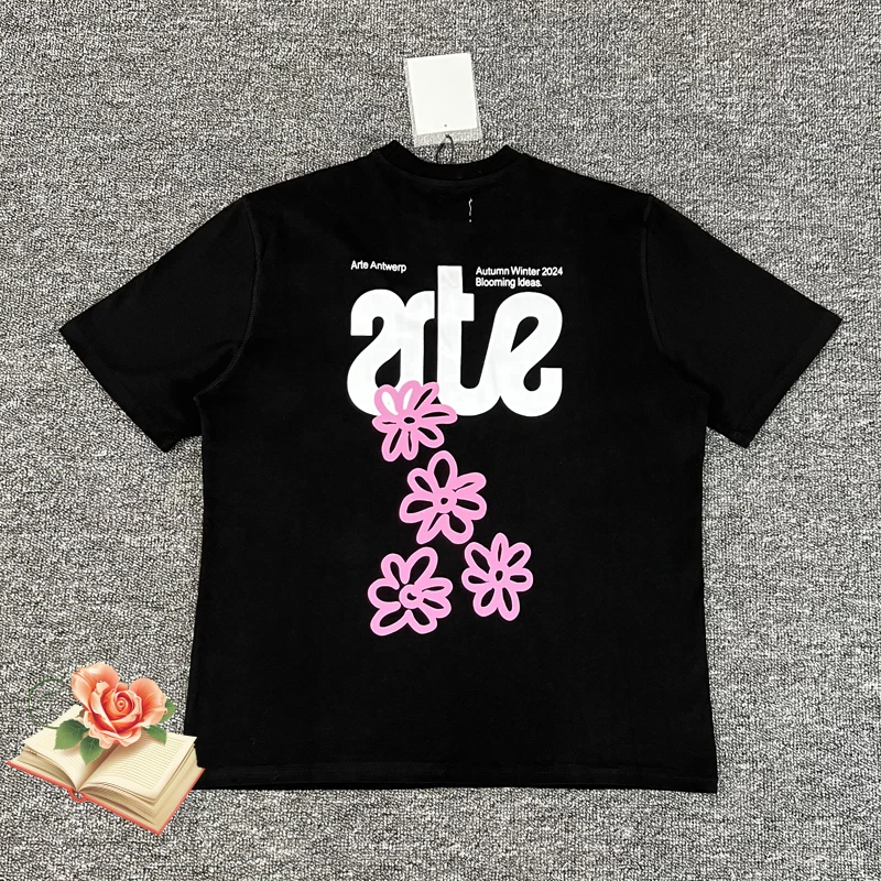 Футболка с принтом Label Back Pink Flower Art Arte Label, футболка с вышивкой на груди и логотипом Arte для мужчин и женщин, высококачественный черный свободный топ с короткими рукавами
Футболка с принтом Label Back Pink Flower Art Arte Label, футболка с вышивкой на груди и логотипом Arte для мужчин и женщин, высококачественный черный свободный топ с короткими рукавами