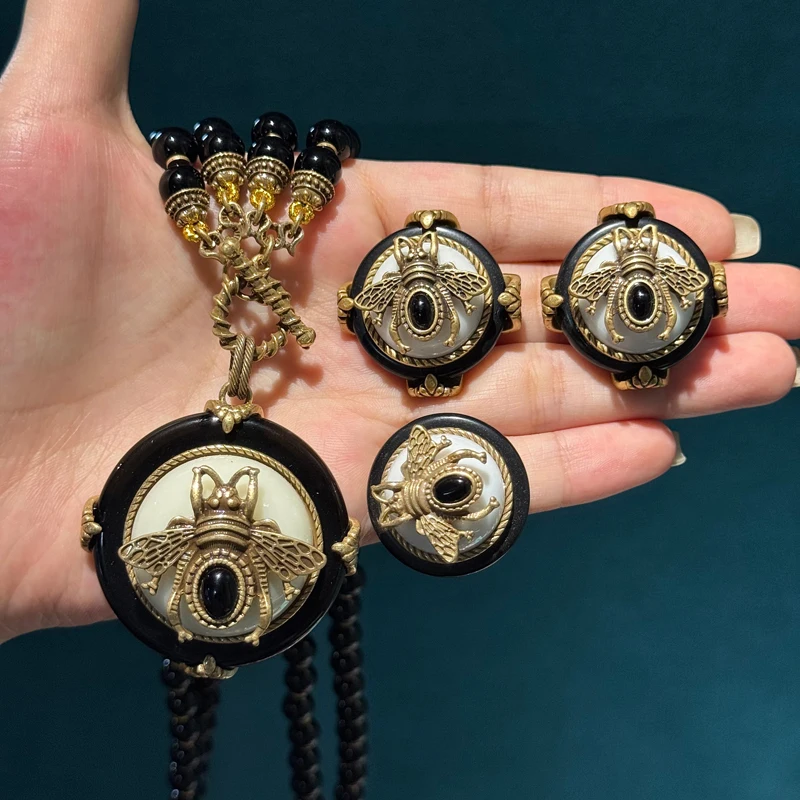 Vintage White Natural Stone And Black Agate Jewelry Sets Bee Pendant Beaded Necklace Ring Earring Luxury Designer For Women Gift
Vintage White Natural Stone And Black Agate Jewelry Sets Bee Pendant Beaded Necklace Ring Earring Luxury Designer For Women Gift