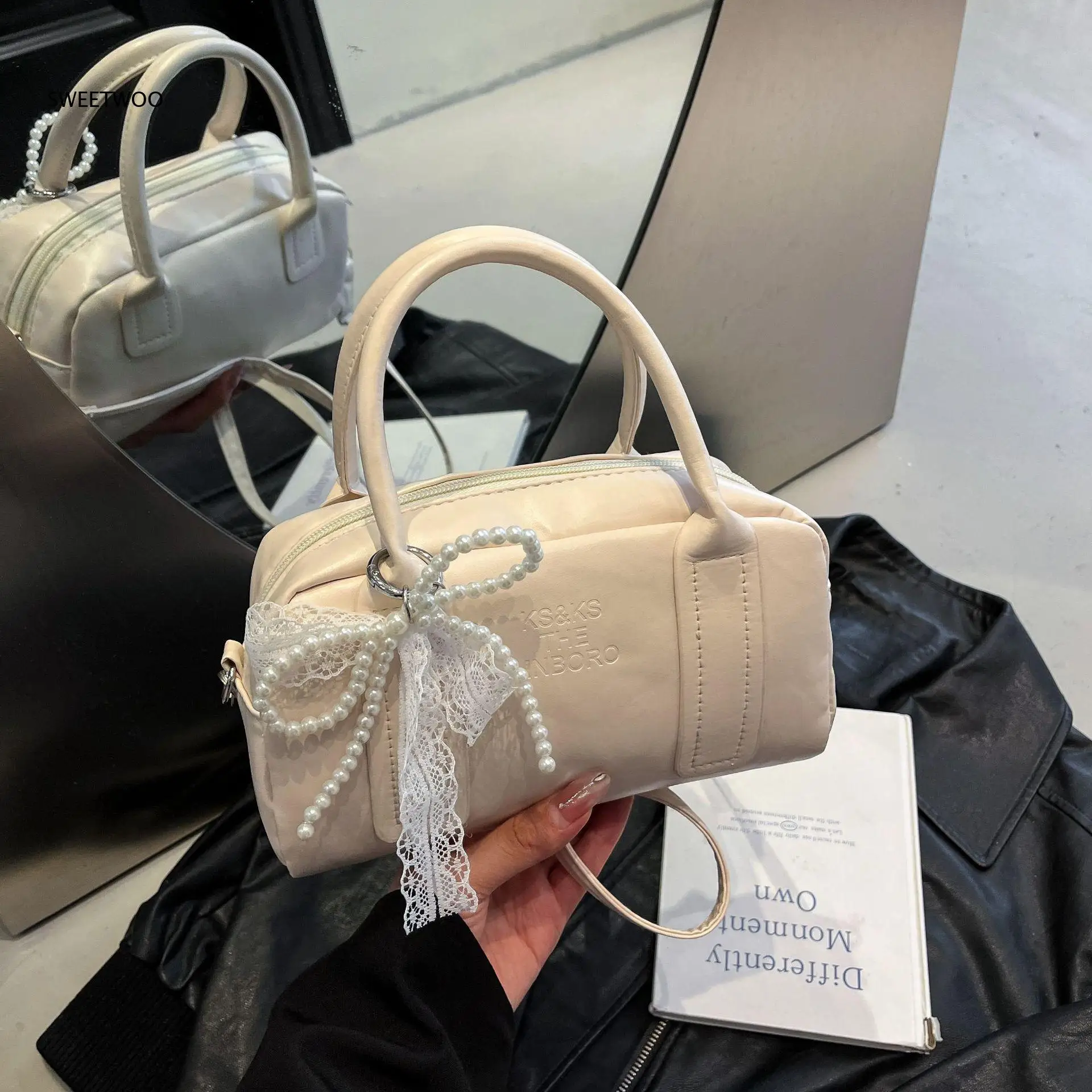 Pearl Lace Bow Mini Boston Hand Bag Short Double Top Handle Detachable Thin Crossbody Strap Soft Pu Daily Dating Shoulder Purse
Pearl Lace Bow Mini Boston Hand Bag Short Double Top Handle Detachable Thin Crossbody Strap Soft Pu Daily Dating Shoulder Purse
