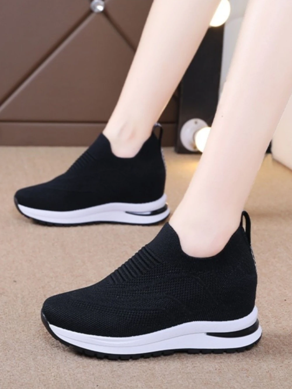 Новинка в тенденциях 2025 года. Женская обувь на высокой платформе. Летняя дизайнерская роскошная легкая повседневная распродажа. Модные предложения. Женская обувь. 
Новинка в тенденциях 2025 года. Женская обувь на высокой платформе. Летняя дизайнерская роскошная легкая повседневная распродажа. Модные предложения. Женская обувь.