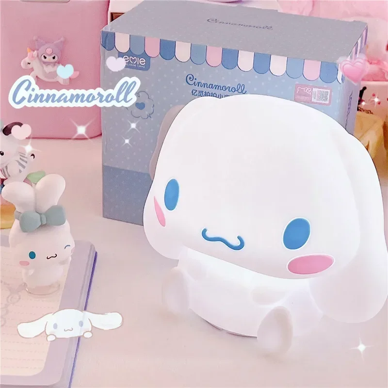 Sanrios мультфильм Kawaii Cinnamoroll спальня маленькая ночь фотоэлемент спальня атмосфера Pat ночь фотоэлемент милый подарок на день рождения
Sanrios мультфильм Kawaii Cinnamoroll спальня маленькая ночь фотоэлемент спальня атмосфера Pat ночь фотоэлемент милый подарок на день рождения