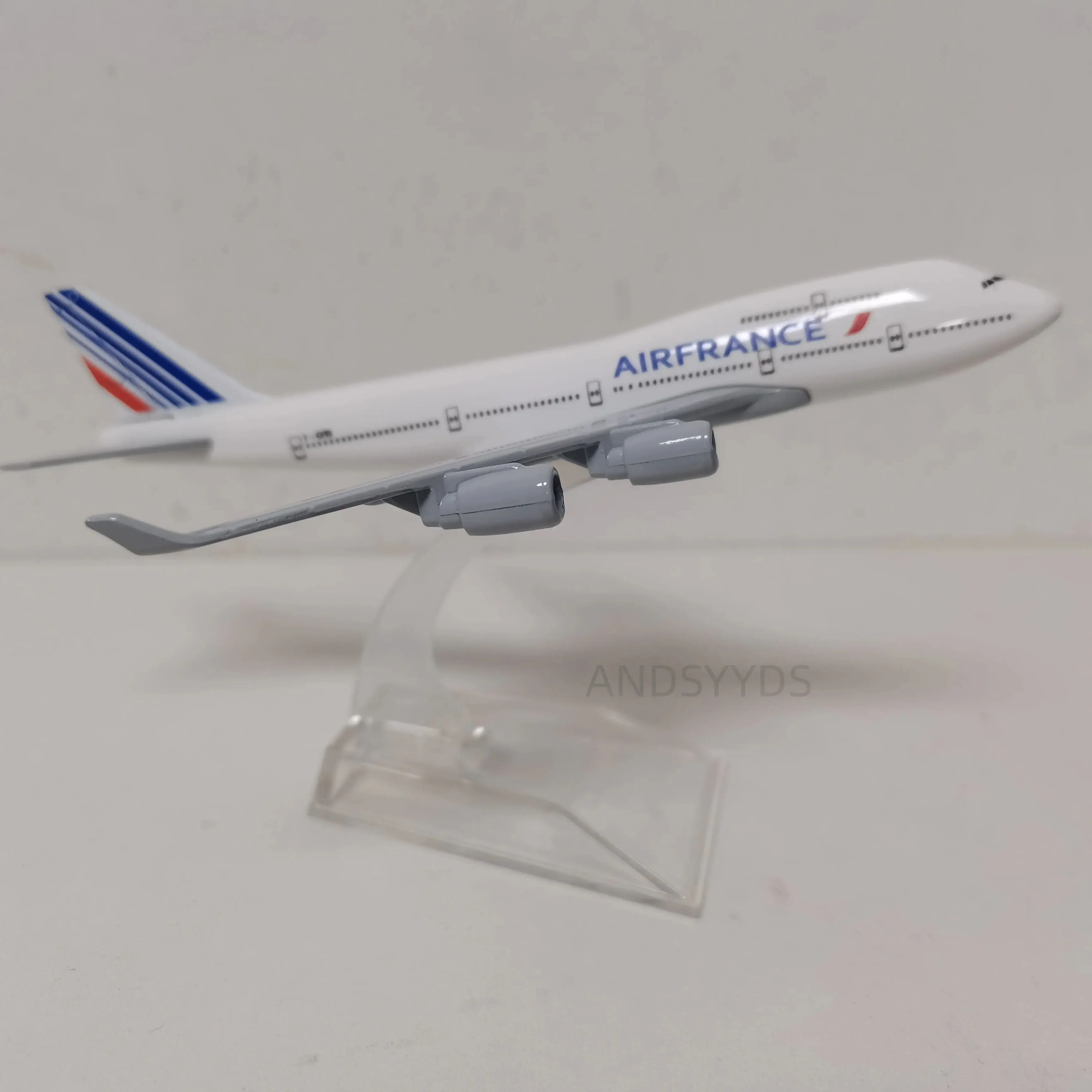 1/400 металлический масштаб самолета B747 Франция Air 16 см модель самолета литые игрушечные самолеты для детей подарок статическая коллекция с подставкой
1/400 металлический масштаб самолета B747 Франция Air 16 см модель самолета литые игрушечные самолеты для детей подарок статическая коллекция с подставкой