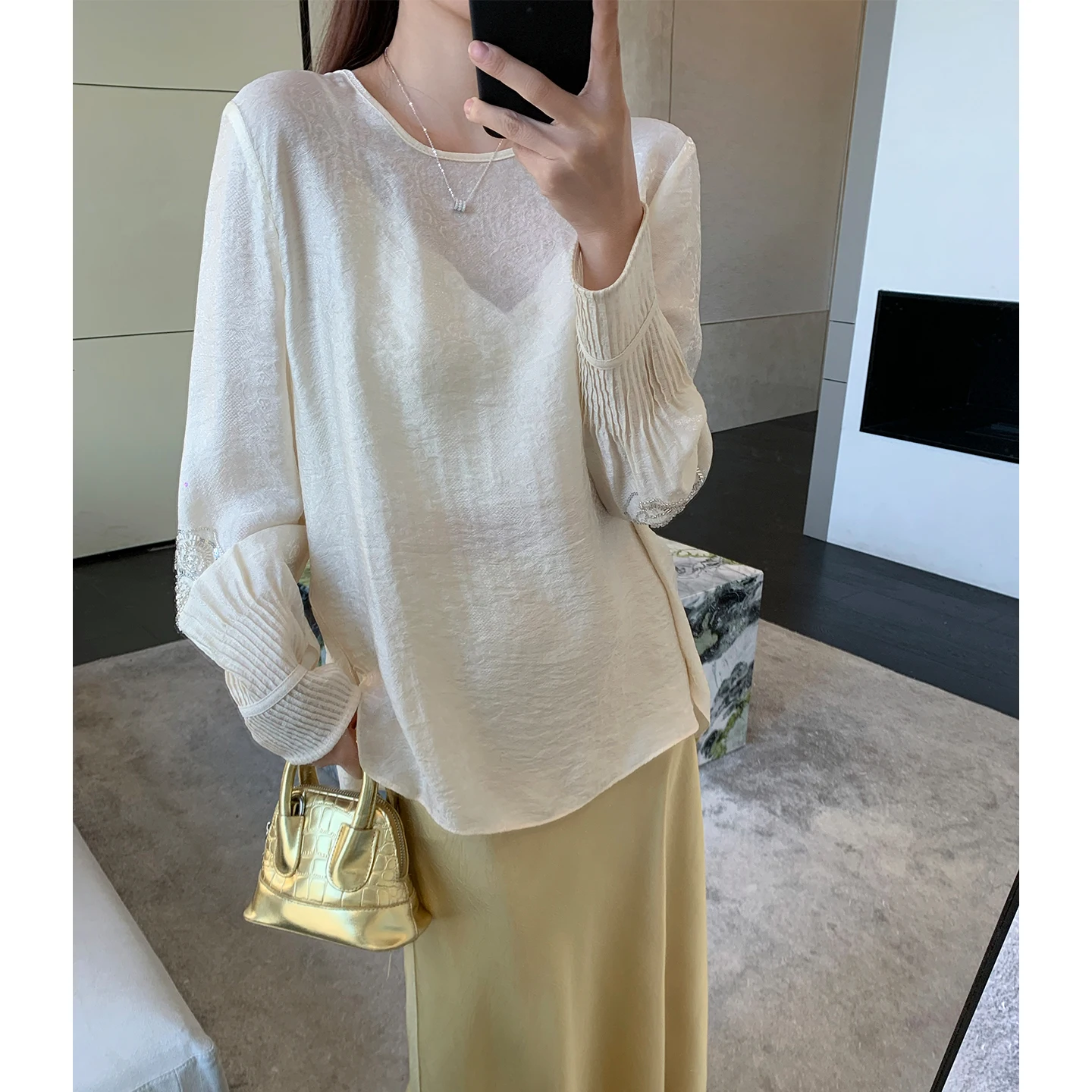 Новая китайская вышитая бежевая женская блузка с круглым вырезом, длинный рукав, весна 2026, дизайнерская новинка, элитная, в национальном стиле
Новая китайская вышитая бежевая женская блузка с круглым вырезом, длинный рукав, весна 2026, дизайнерская новинка, элитная, в национальном стиле