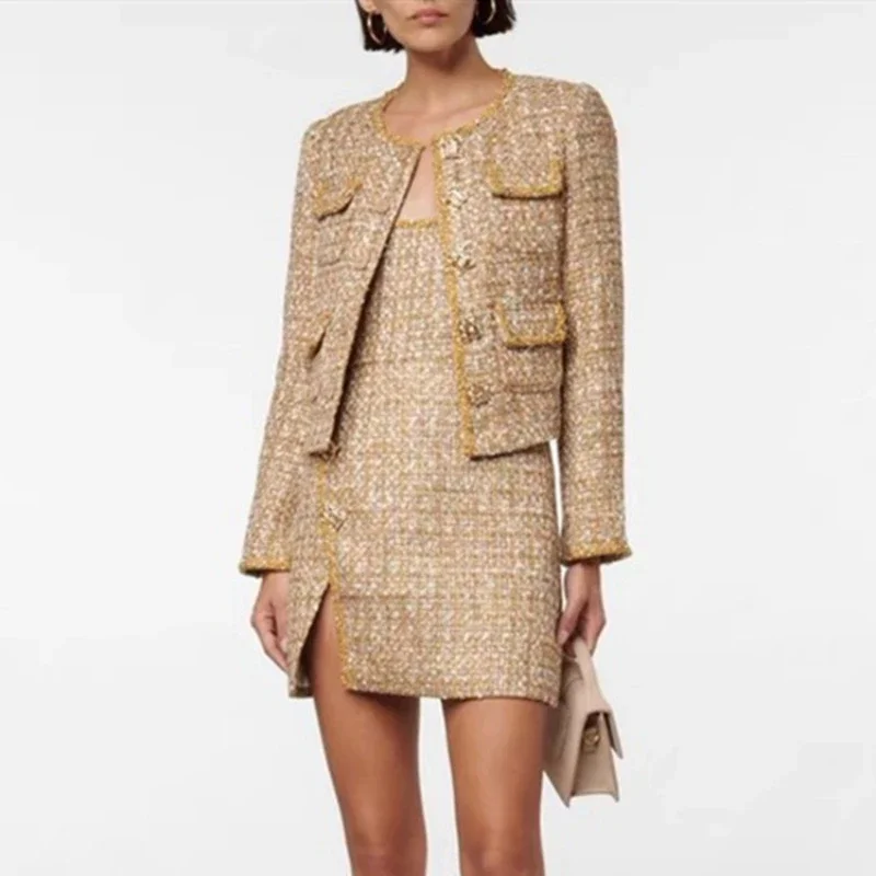 2023 Women New Beaded Trim Stitching Tweed Short Coat Diamond Buttons or Female Elegant Gold Thread Sleeveless Vest Mini Dress
2023 Women New Beaded Trim Stitching Tweed Short Coat Diamond Buttons or Female Elegant Gold Thread Sleeveless Vest Mini Dress