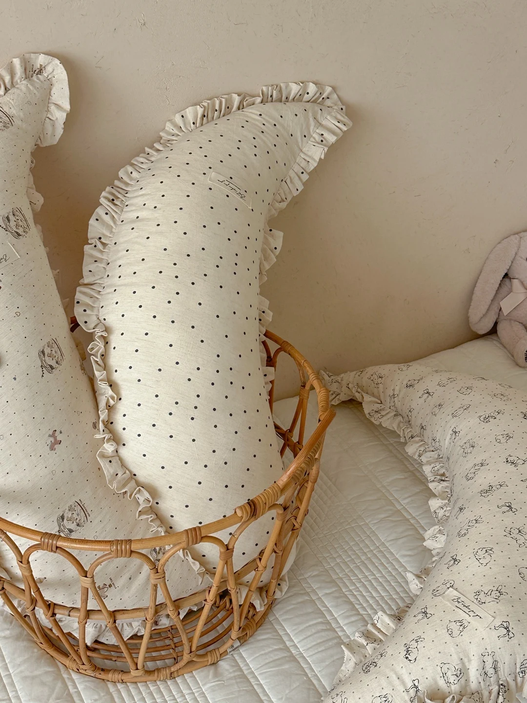 French Style Cotton Linen Moon Shaped Pillow Detachable Cover Sofa Bedroom Bed Backrest Neck Pillow Children's Soothing Pillow
French Style Cotton Linen Moon Shaped Pillow Detachable Cover Sofa Bedroom Bed Backrest Neck Pillow Children's Soothing Pillow