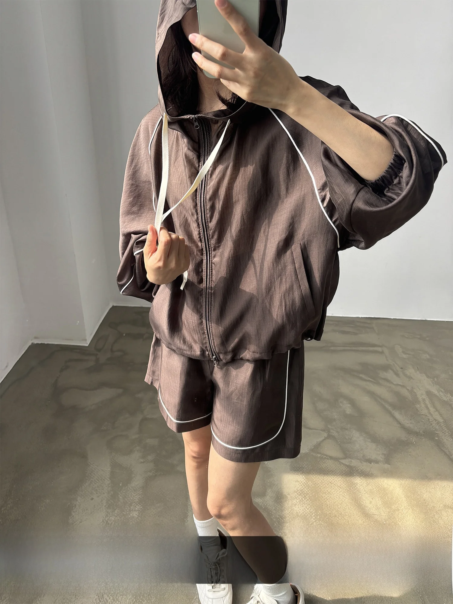 Whale Sporty Ruffle Collar Short Jacket Women's Spring 2026 Casual Contrast Color Stripe Hooded Drawstring Zipper Closure
Whale Sporty Ruffle Collar Short Jacket Women's Spring 2026 Casual Contrast Color Stripe Hooded Drawstring Zipper Closure