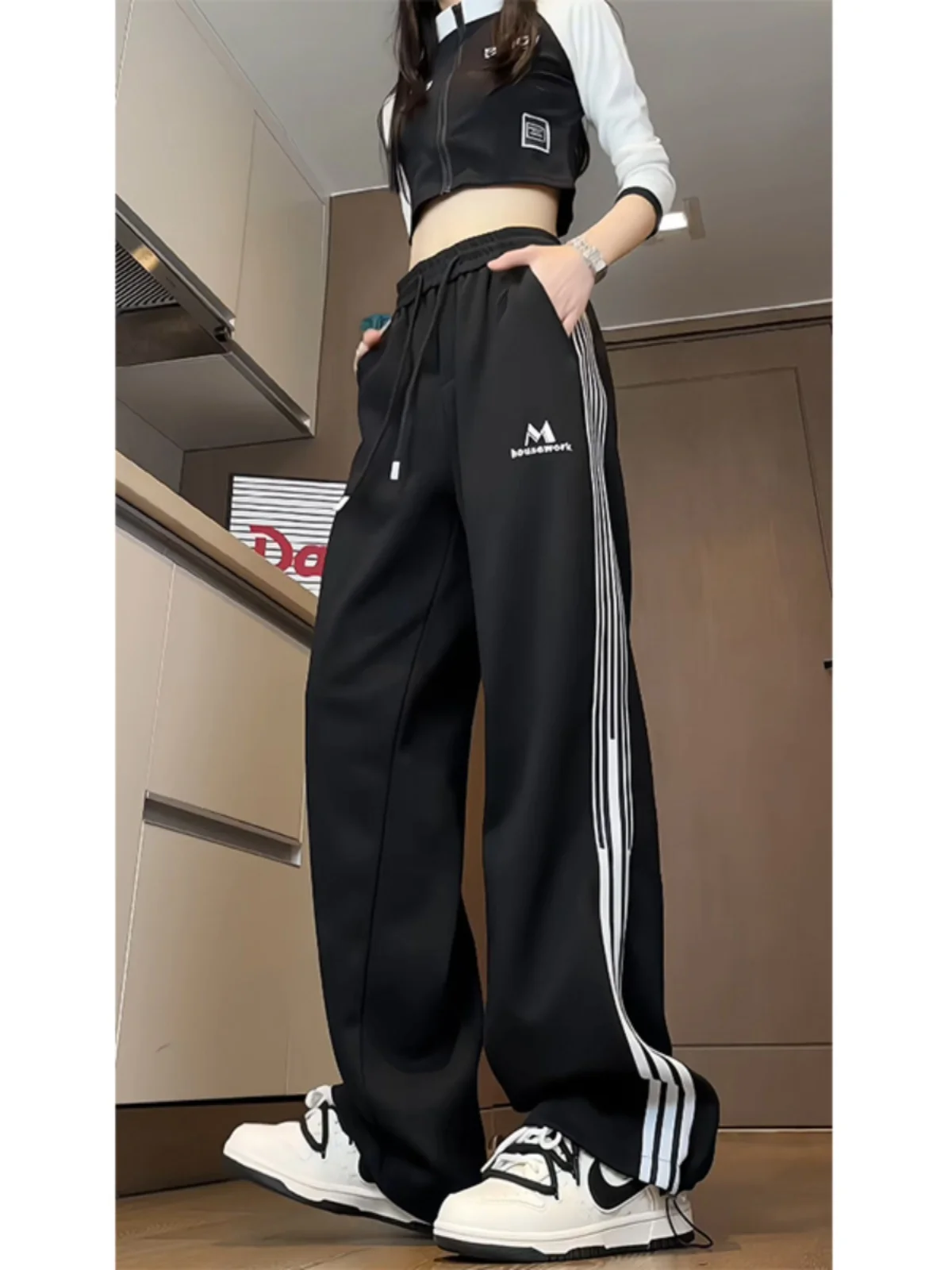 Мужские прямые трикотажные спортивные брюки, осенние новые повседневные брюки в американскую тяжелую полоску, утягивающие широкие брюки для отдыха
Мужские прямые трикотажные спортивные брюки, осенние новые повседневные брюки в американскую тяжелую полоску, утягивающие широкие брюки для отдыха