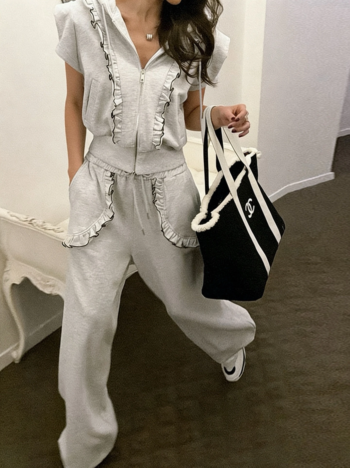 Casual Sporty Women's Hoodie And Straight Leg Pants Two Piece Set Summer Fashion Outfit Long Sleeve Zipper Closure Shorts
Casual Sporty Women's Hoodie And Straight Leg Pants Two Piece Set Summer Fashion Outfit Long Sleeve Zipper Closure Shorts