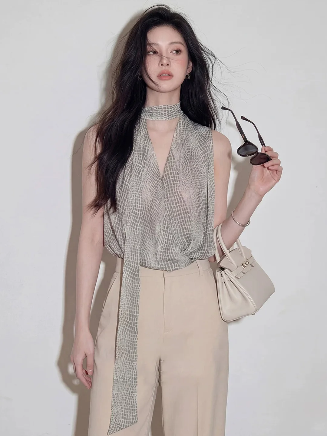 2026 Summer Design V-Neck Sash Vest Commute Fashionable Sleeveless Top Women's Style Korean Version Straight Cut Silk Material
2026 Summer Design V-Neck Sash Vest Commute Fashionable Sleeveless Top Women's Style Korean Version Straight Cut Silk Material