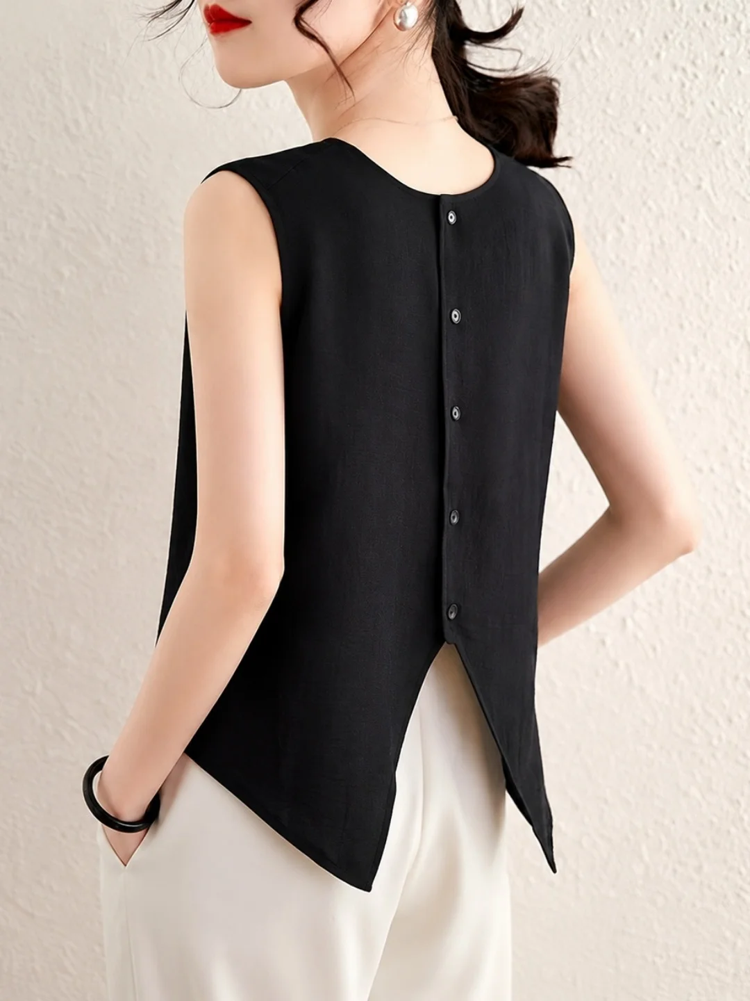 Fashionable Minimalist Commuter Style Sleeveless Color Top Summer 2026 Irregular Back Button Design Women's Shirt
Fashionable Minimalist Commuter Style Sleeveless Color Top Summer 2026 Irregular Back Button Design Women's Shirt