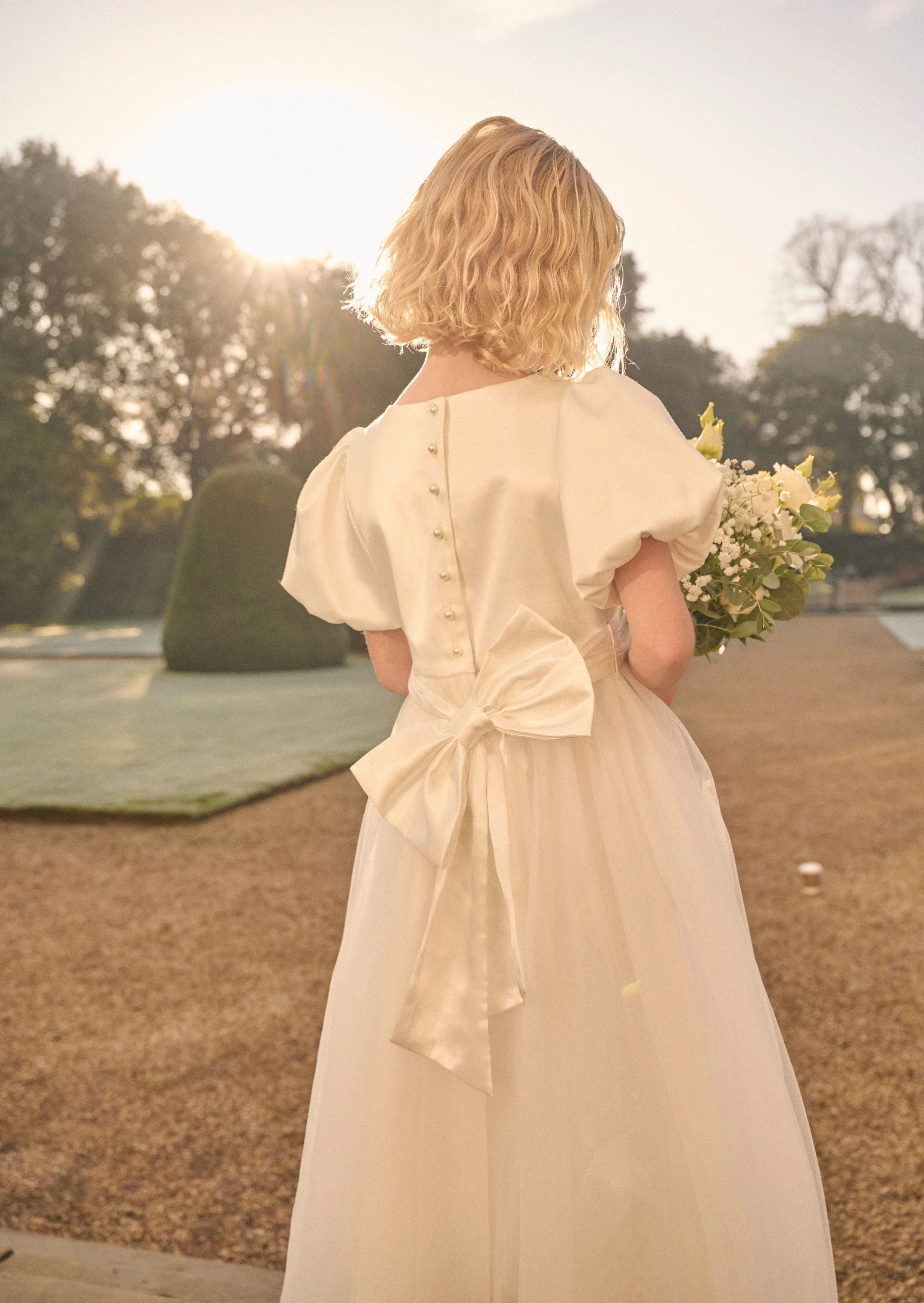 Girls White Puff Sleeve Spliced Tulle skirt Dress Big Bow Pearl Back First Communion Flower Girl Dress Wedding Birthday Party
Girls White Puff Sleeve Spliced Tulle skirt Dress Big Bow Pearl Back First Communion Flower Girl Dress Wedding Birthday Party