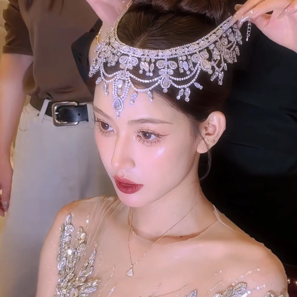 Высококачественный свадебный циркониевый кулон для бровей, аксессуар для волос, экзотический стиль, головной убор на лбу, аксессуары для торжественного платья
Высококачественный свадебный циркониевый кулон для бровей, аксессуар для волос, экзотический стиль, головной убор на лбу, аксессуары для торжественного платья