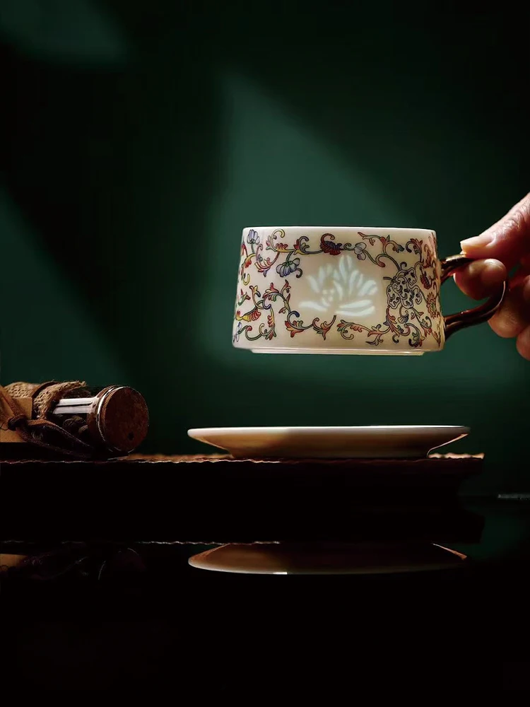 Китайский легкий роскошный набор кофейных чашек, традиционная кружка с цветочным тотемом, ажурная фарфоровая офисная чашка Linglong
Китайский легкий роскошный набор кофейных чашек, традиционная кружка с цветочным тотемом, ажурная фарфоровая офисная чашка Linglong