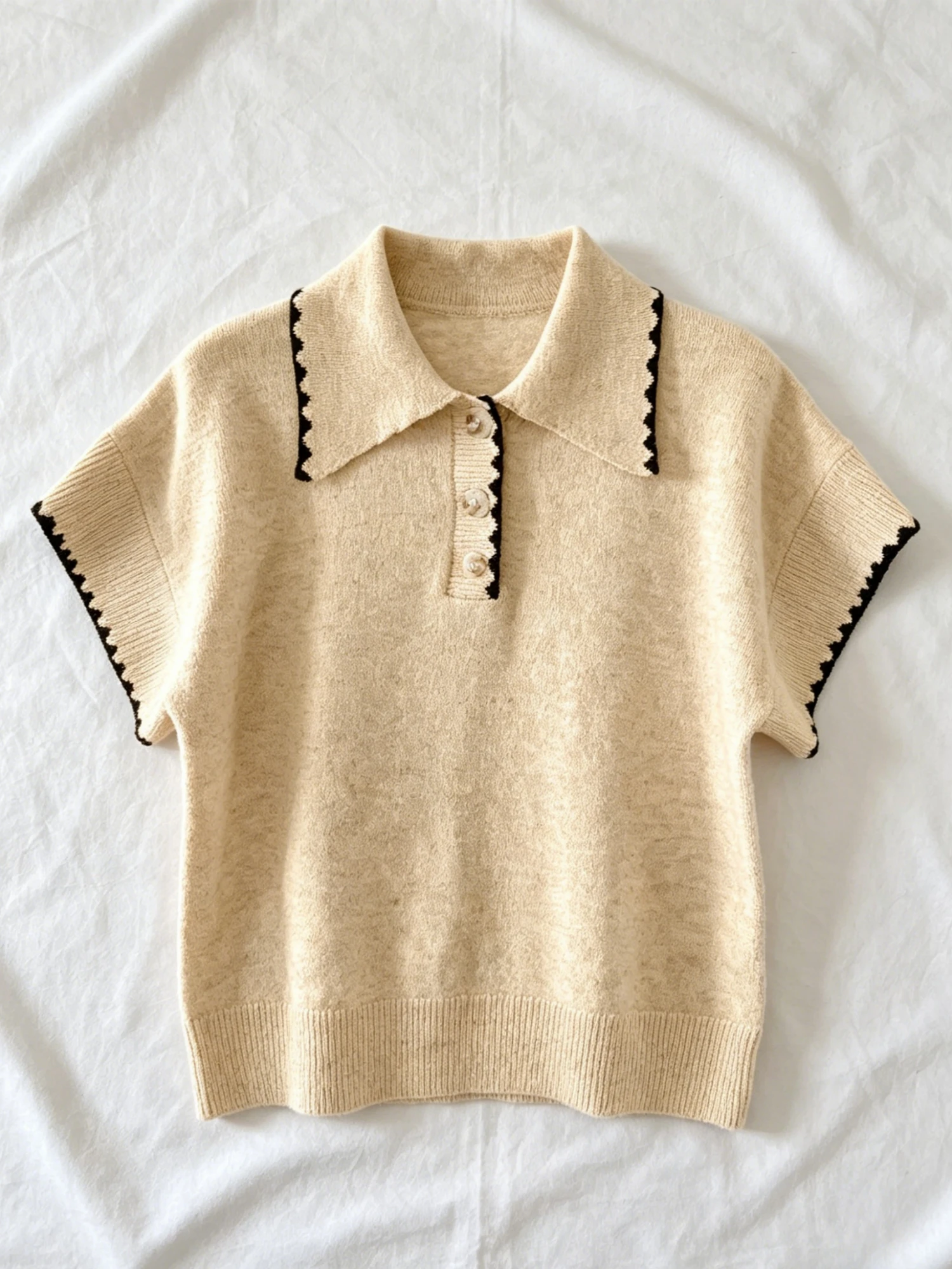 Women's contrasting knitted polo shirt, lapel button contrasting women's clothing, elegant and casual spring/summer style
Women's contrasting knitted polo shirt, lapel button contrasting women's clothing, elegant and casual spring/summer style