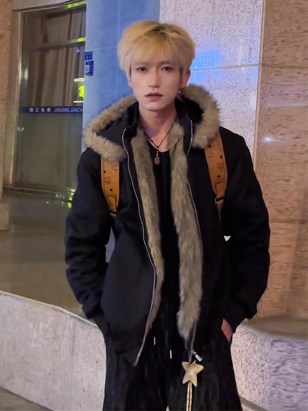 Черная хлопковая куртка с капюшоном, мужская зимняя утепленная куртка с флисовой подкладкой и меховым воротником, плотная верхняя одежда в американском стиле Cleanfit
Черная хлопковая куртка с капюшоном, мужская зимняя утепленная куртка с флисовой подкладкой и меховым воротником, плотная верхняя одежда в американском стиле Cleanfit