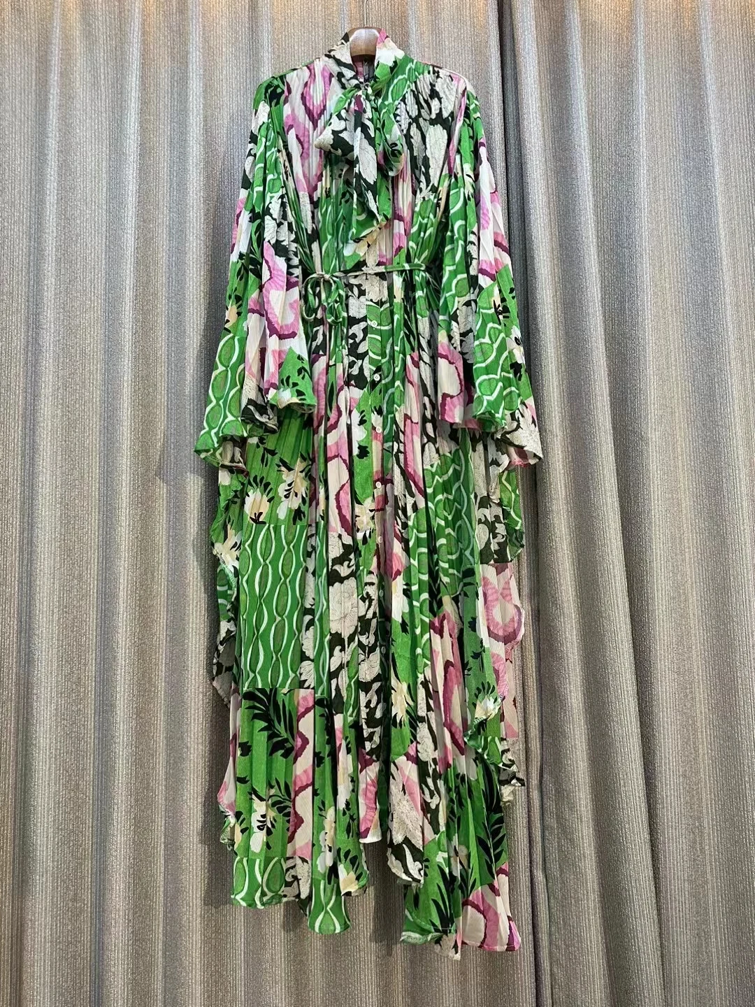 Elegant Maxi Dress Flower Print For Women Flare Sleeve Lace-up Irregular Boho Party Robe High Quality Spring and Autumn Fashion
Elegant Maxi Dress Flower Print For Women Flare Sleeve Lace-up Irregular Boho Party Robe High Quality Spring and Autumn Fashion