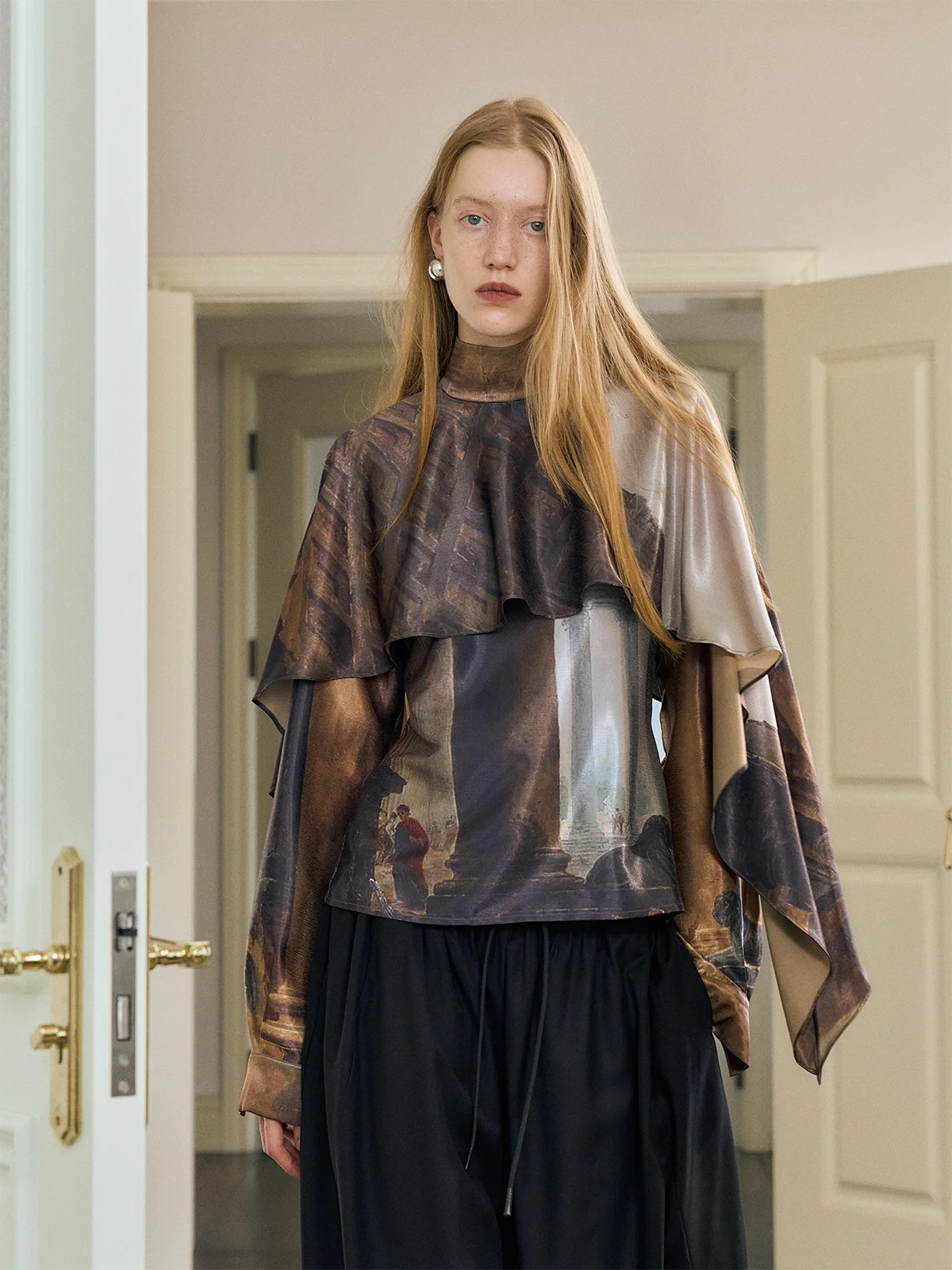 Классический многослойный топ с художественным дизайном и воротником-хомутом, женская модная футболка с высоким воротником и длинными рукавами, полиэстер, спандекс.
Классический многослойный топ с художественным дизайном и воротником-хомутом, женская модная футболка с высоким воротником и длинными рукавами, полиэстер, спандекс.