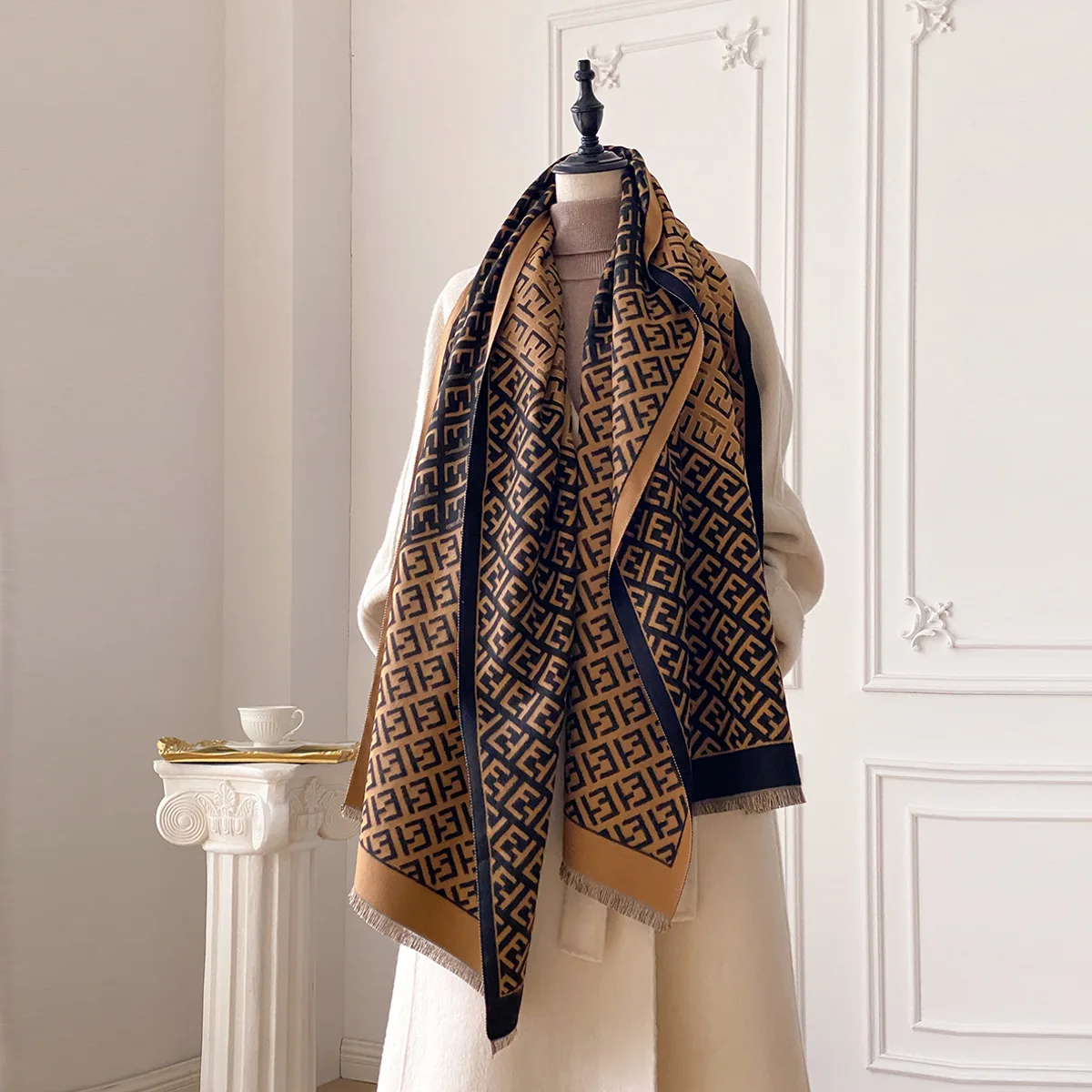 Новинка 2026, роскошный брендовый женский шарф с двусторонним принтом, мягкая теплая шаль из пашмины, зимние уличные холодостойкие ветрозащитные шарфы-одеяла
Новинка 2026, роскошный брендовый женский шарф с двусторонним принтом, мягкая теплая шаль из пашмины, зимние уличные холодостойкие ветрозащитные шарфы-одеяла