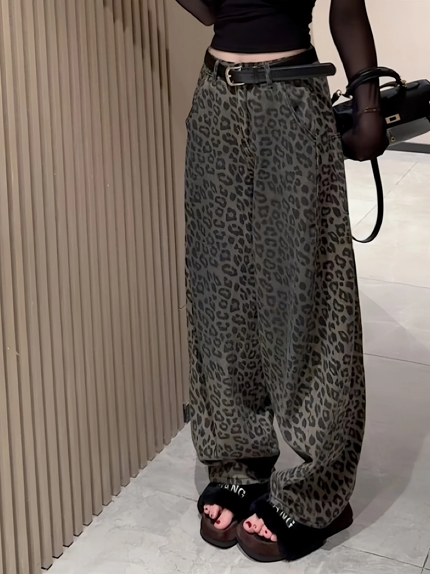 American Retro Leopard Print Bell Bot High Waist Loose Fit Slimming Wide Leg Jeans for Women Casual Comfortable Cotton Str...
American Retro Leopard Print Bell Bot High Waist Loose Fit Slimming Wide Leg Jeans for Women Casual Comfortable Cotton Str...