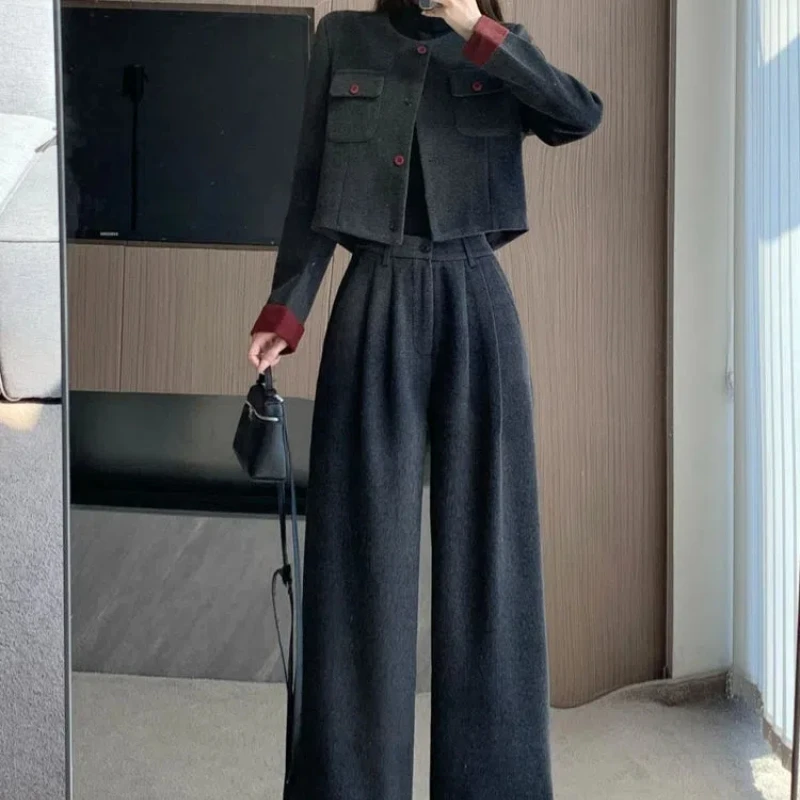 Высококачественный серый шерстяной костюм, осенне-зимний новый шерстяной тканевый контрастный пальто, широкие брюки, модный повседневный костюм из двух предметов
Высококачественный серый шерстяной костюм, осенне-зимний новый шерстяной тканевый контрастный пальто, широкие брюки, модный повседневный костюм из двух предметов