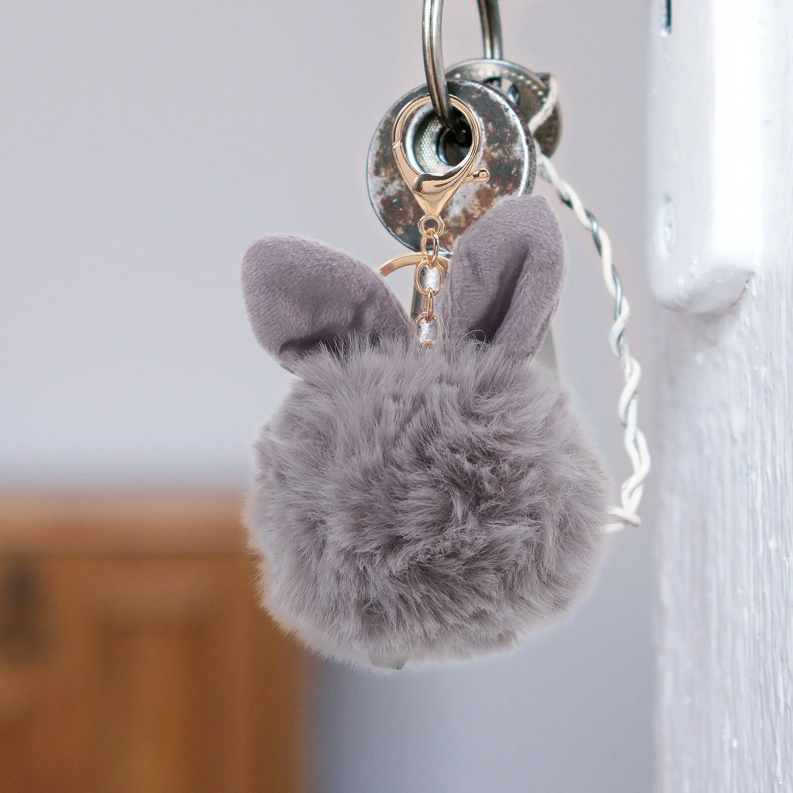 Pom Pom Keychain Rabbit Ear Design Handbag Charm Key Ring for Women Girls 10-12Cm Gray Soft Touch Bag Accessory Gift
Pom Pom Keychain Rabbit Ear Design Handbag Charm Key Ring for Women Girls 10-12Cm Gray Soft Touch Bag Accessory Gift