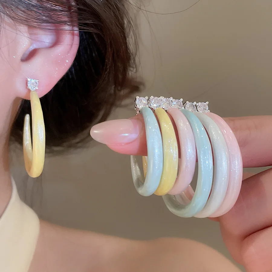 4 Color 2 Sizes Simple C-shaped Copper Hoop Earrings for Women Inlaid Ziron Dripping Oil Ear Loops Fresh Daily Party Jewelry
4 Color 2 Sizes Simple C-shaped Copper Hoop Earrings for Women Inlaid Ziron Dripping Oil Ear Loops Fresh Daily Party Jewelry