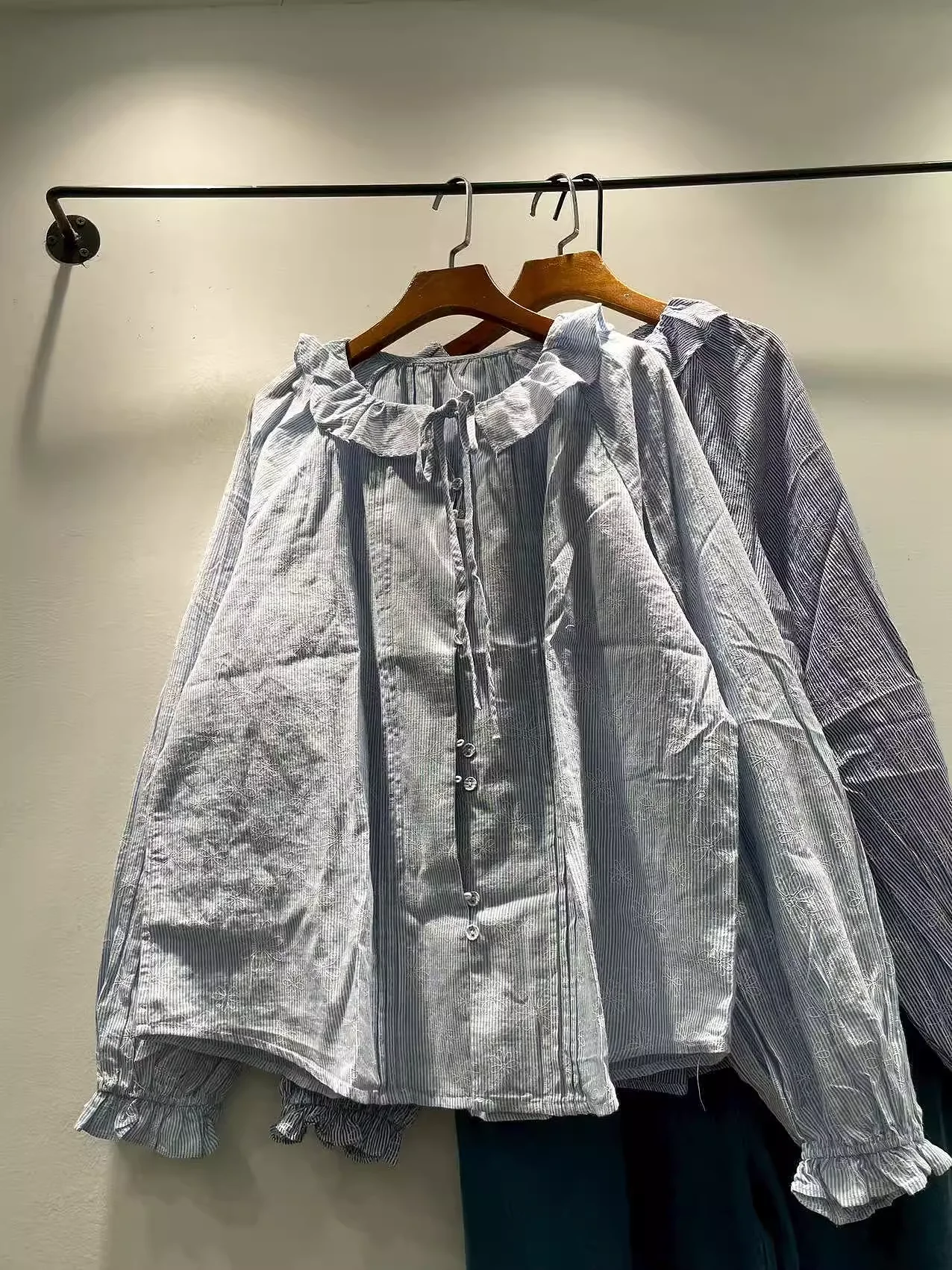 Bust 122cm autumn women's clothing Japanese style pure cotton floral embroider striped shirts and blouses women's striped shirt
Bust 122cm autumn women's clothing Japanese style pure cotton floral embroider striped shirts and blouses women's striped shirt