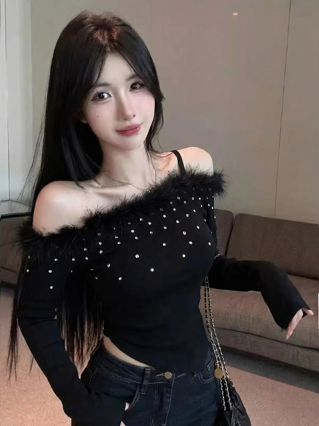 Elegant Knitted Plush Shoulder Bared Women's Slim Fit Top Fashionable Spring New Style Single Side Shoulder Exposure Knitwear
Elegant Knitted Plush Shoulder Bared Women's Slim Fit Top Fashionable Spring New Style Single Side Shoulder Exposure Knitwear
