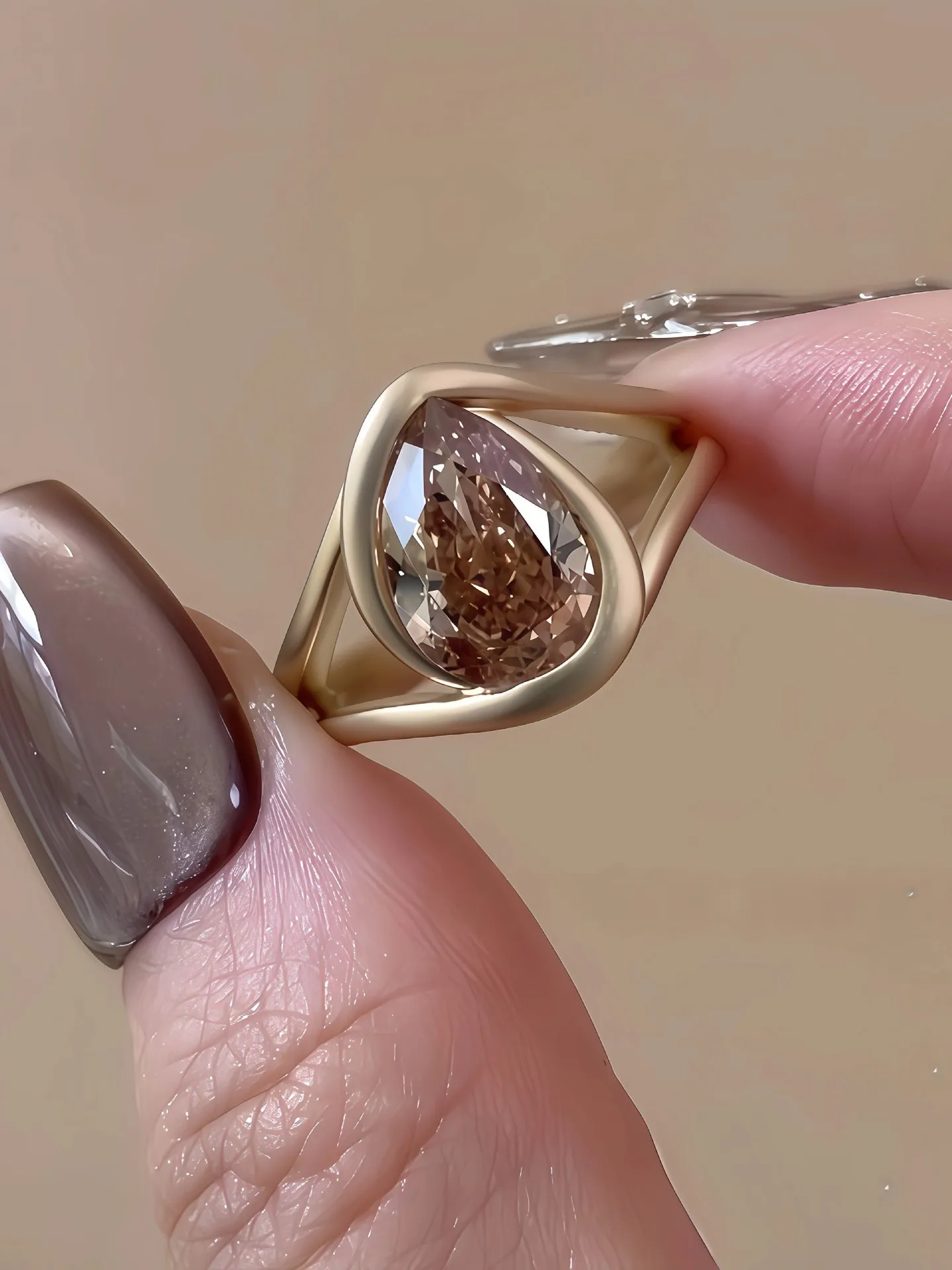 Золотое кольцо с цирконом в форме слезы, женское, новое, элегантное, высококачественное, винтажное, в дворцовом стиле, универсальное, для повседневной носки
Золотое кольцо с цирконом в форме слезы, женское, новое, элегантное, высококачественное, винтажное, в дворцовом стиле, универсальное, для повседневной носки