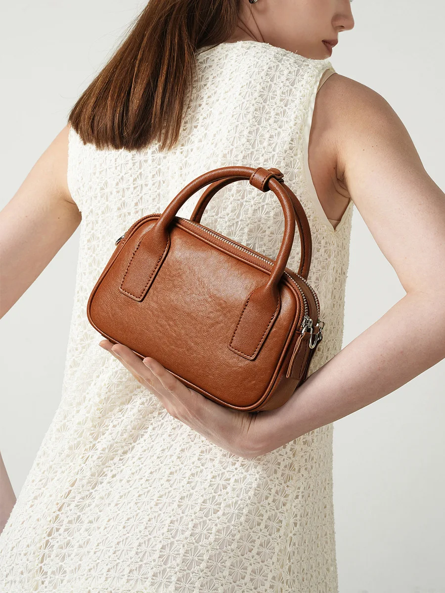 Bowling bag, niche high-end handbag, leather exquisite single shoulder women's commuting bag, women's versatile crossbody bag
Bowling bag, niche high-end handbag, leather exquisite single shoulder women's commuting bag, women's versatile crossbody bag