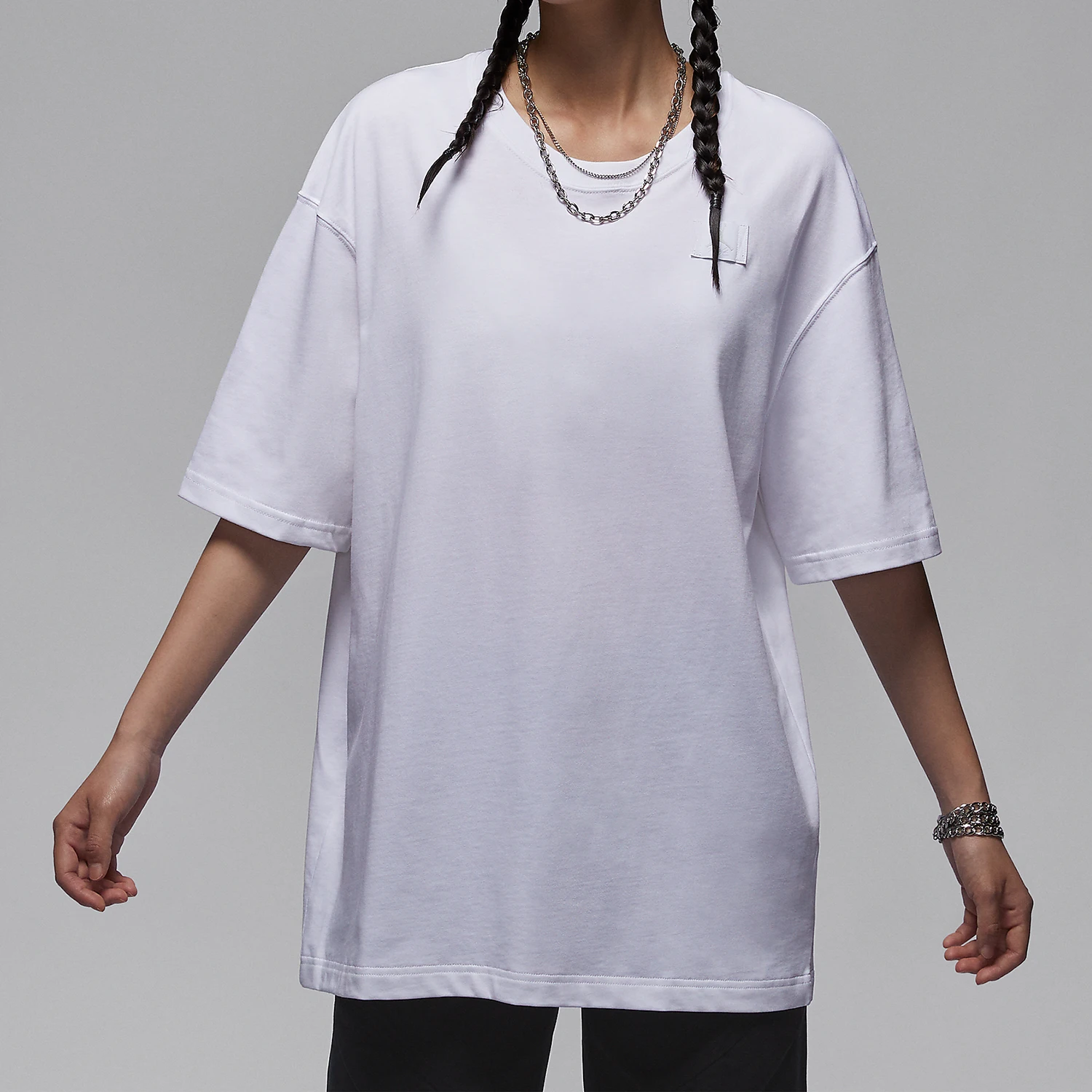 Nike genuine JORDAN women's simple round neck casual loose short sleeved T-shirt HM4373-100
Nike genuine JORDAN women's simple round neck casual loose short sleeved T-shirt HM4373-100