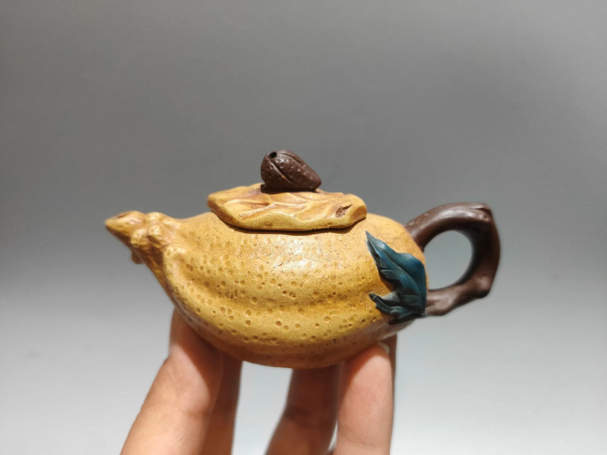 4"Chinese Yixing Purple Clay Teapot Pottery Lotus root shape Buddha's hand citron po Kettle Teapot Flagon Amass wealth Ornaments 
4"Chinese Yixing Purple Clay Teapot Pottery Lotus root shape Buddha's hand citron po Kettle Teapot Flagon Amass wealth Ornaments