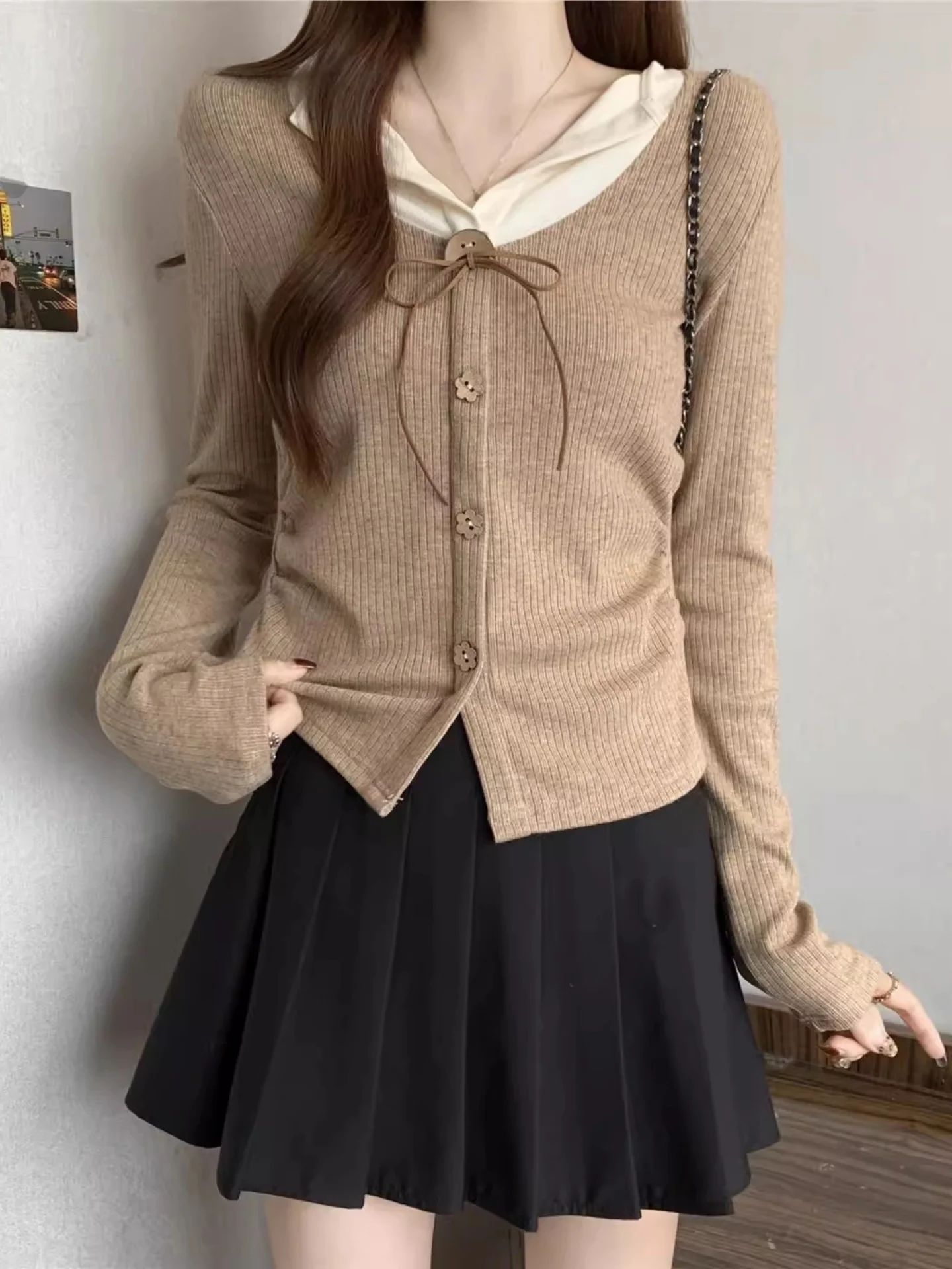 V-Ne Long Sve T-irt Women's plus Size Autumn Winter Flutton up Top Slim Fit Korean Sle Commute Faion
V-Ne Long Sve T-irt Women's plus Size Autumn Winter Flutton up Top Slim Fit Korean Sle Commute Faion
