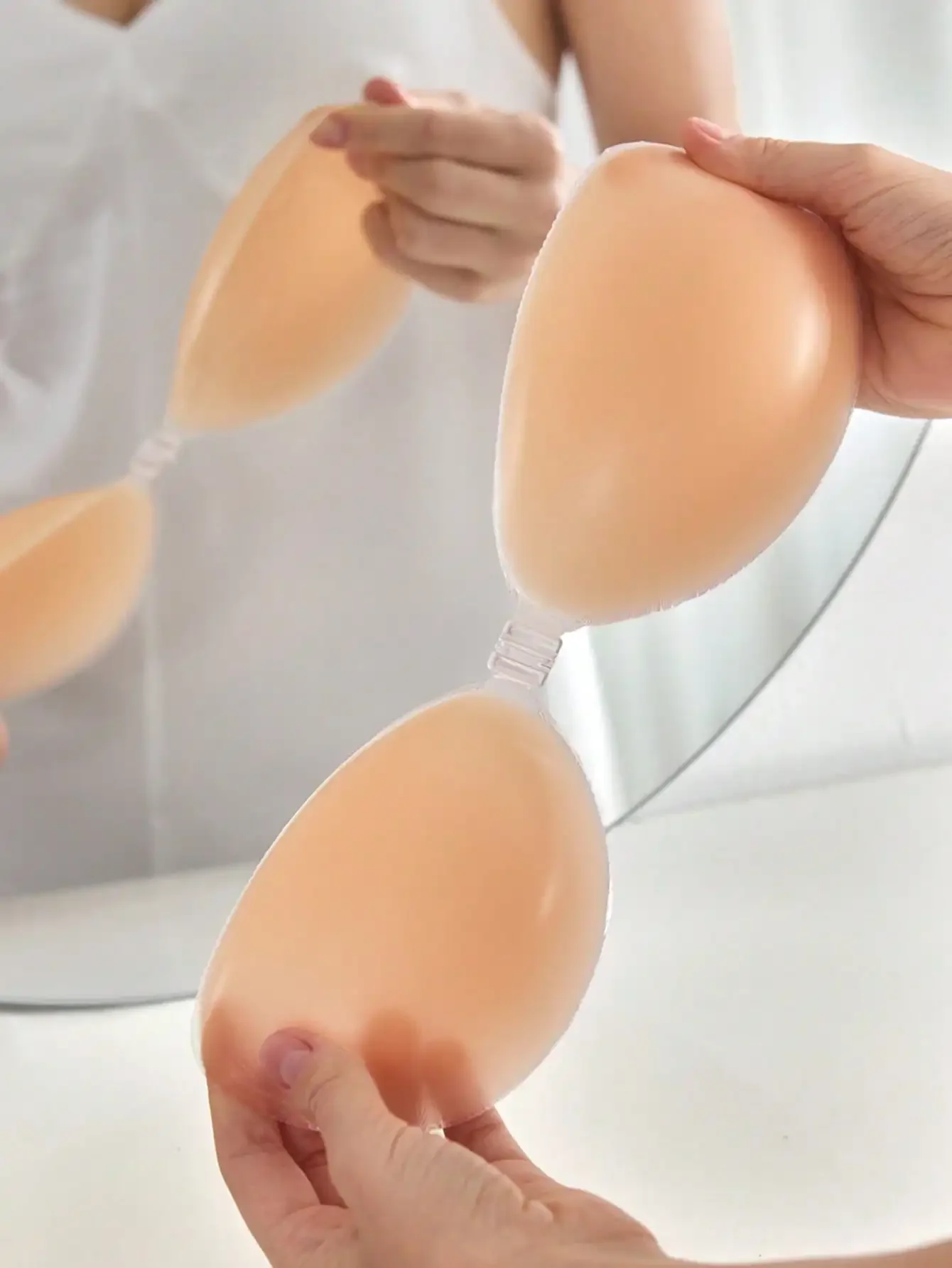 1pc Women's Silicone Sticky Bra, Invisible Straps Lift And Cleavage Design, Self-Adhesive Strapless Invisible Style, Suitable Fo
1pc Women's Silicone Sticky Bra, Invisible Straps Lift And Cleavage Design, Self-Adhesive Strapless Invisible Style, Suitable Fo