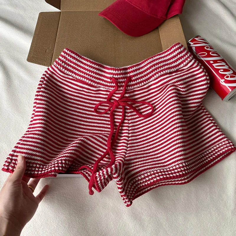 Красные полосатые шорты с высокой талией в стиле INS, мягкие, приятные для кожи, пижамные брюки, женские модные повседневные спортивные шорты на шнурке
Красные полосатые шорты с высокой талией в стиле INS, мягкие, приятные для кожи, пижамные брюки, женские модные повседневные спортивные шорты на шнурке