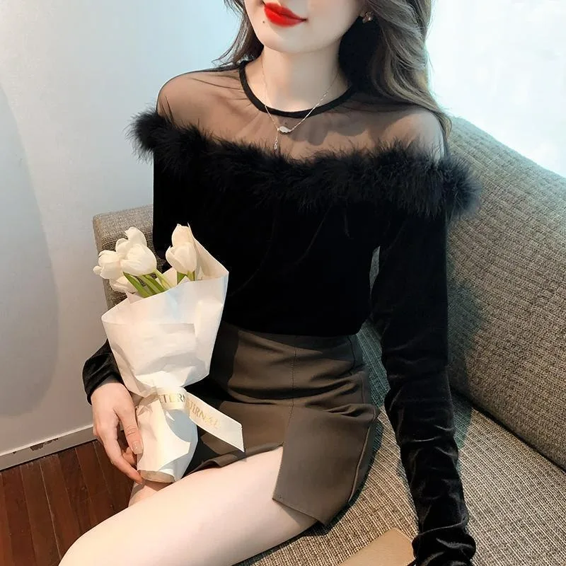 2024 Autumn New Mesh Show Shoulder Splicing Winter Temperament Long-sleeved Round Neck Temperament Velvet Pullover Top
2024 Autumn New Mesh Show Shoulder Splicing Winter Temperament Long-sleeved Round Neck Temperament Velvet Pullover Top